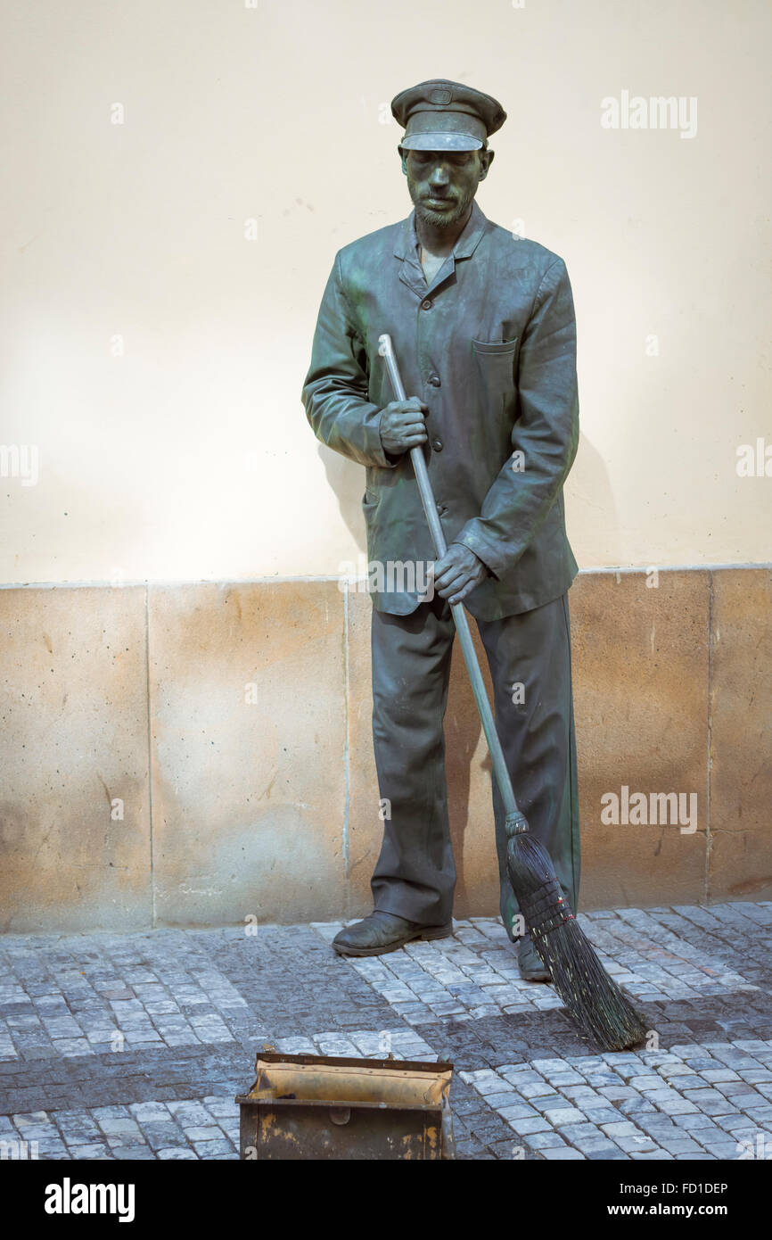 Prag, Tschechien - 27. August 2015: Street Performer-Meme unter dem Deckmantel der Hausmeister sammelt Geld auf der Straße Stockfoto
