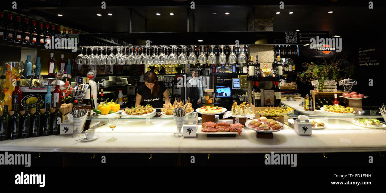 Eine Vielzahl von Pintxos in der beliebten Bar Sorginzulo in Bilbao, Spanien. Stockfoto