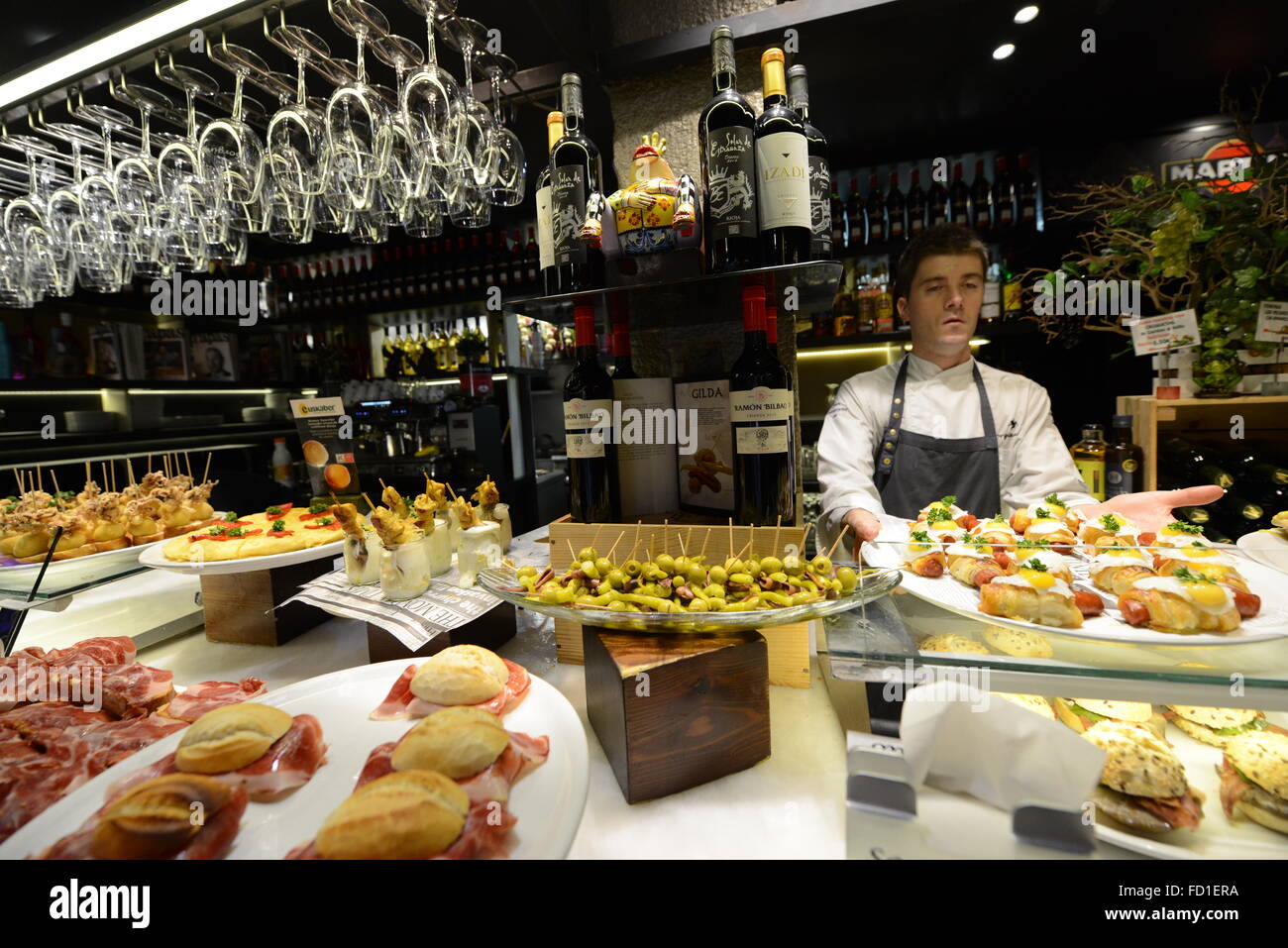 Eine Vielzahl von Pintxos in der beliebten Bar Sorginzulo in Bilbao, Spanien. Stockfoto