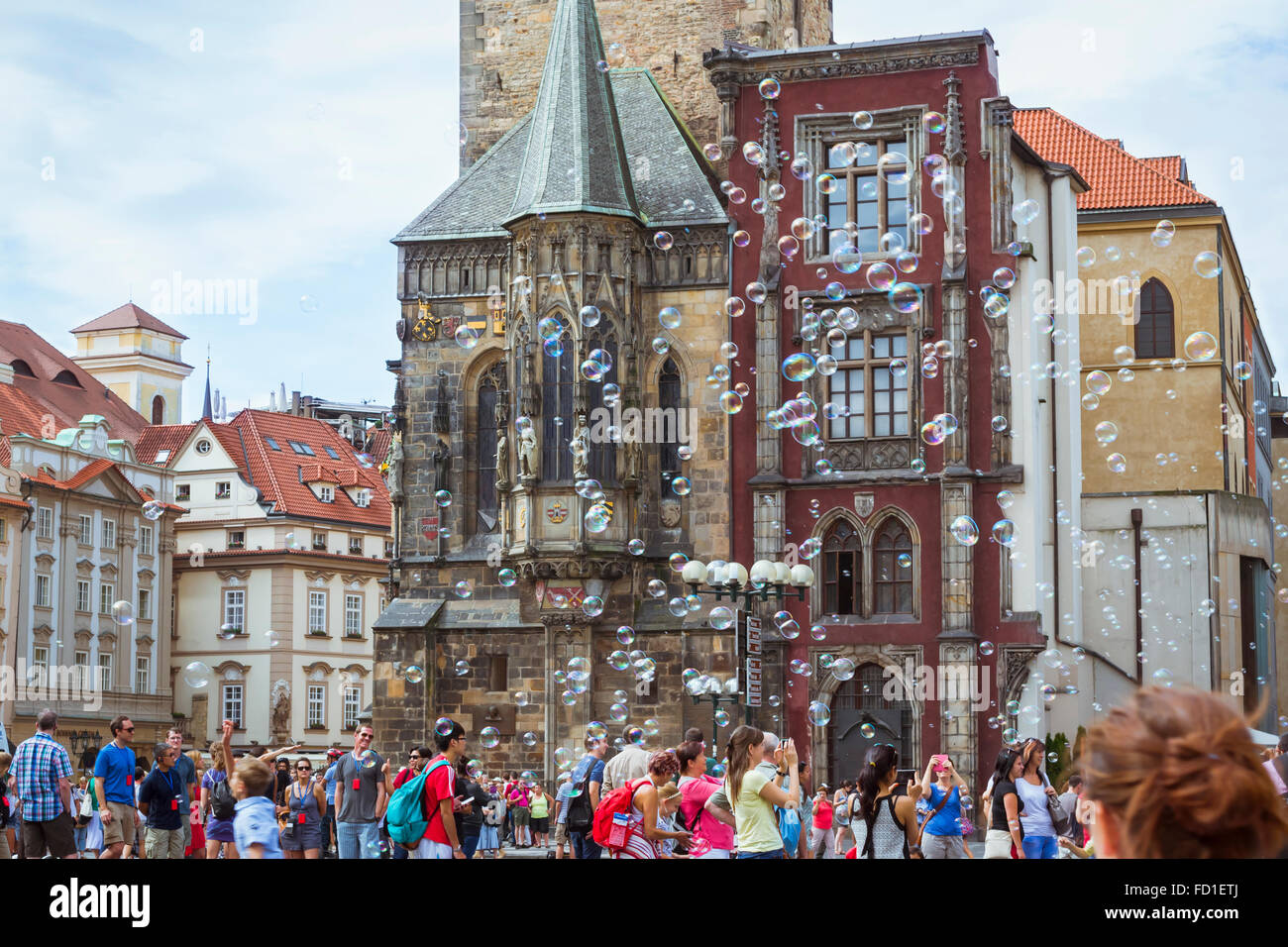 Prag, Tschechische Republik - 28. August 2015: Seifenblasen auf dem Hintergrund des alten Rathauses (Staromestske Namesti), Altstadt Stockfoto