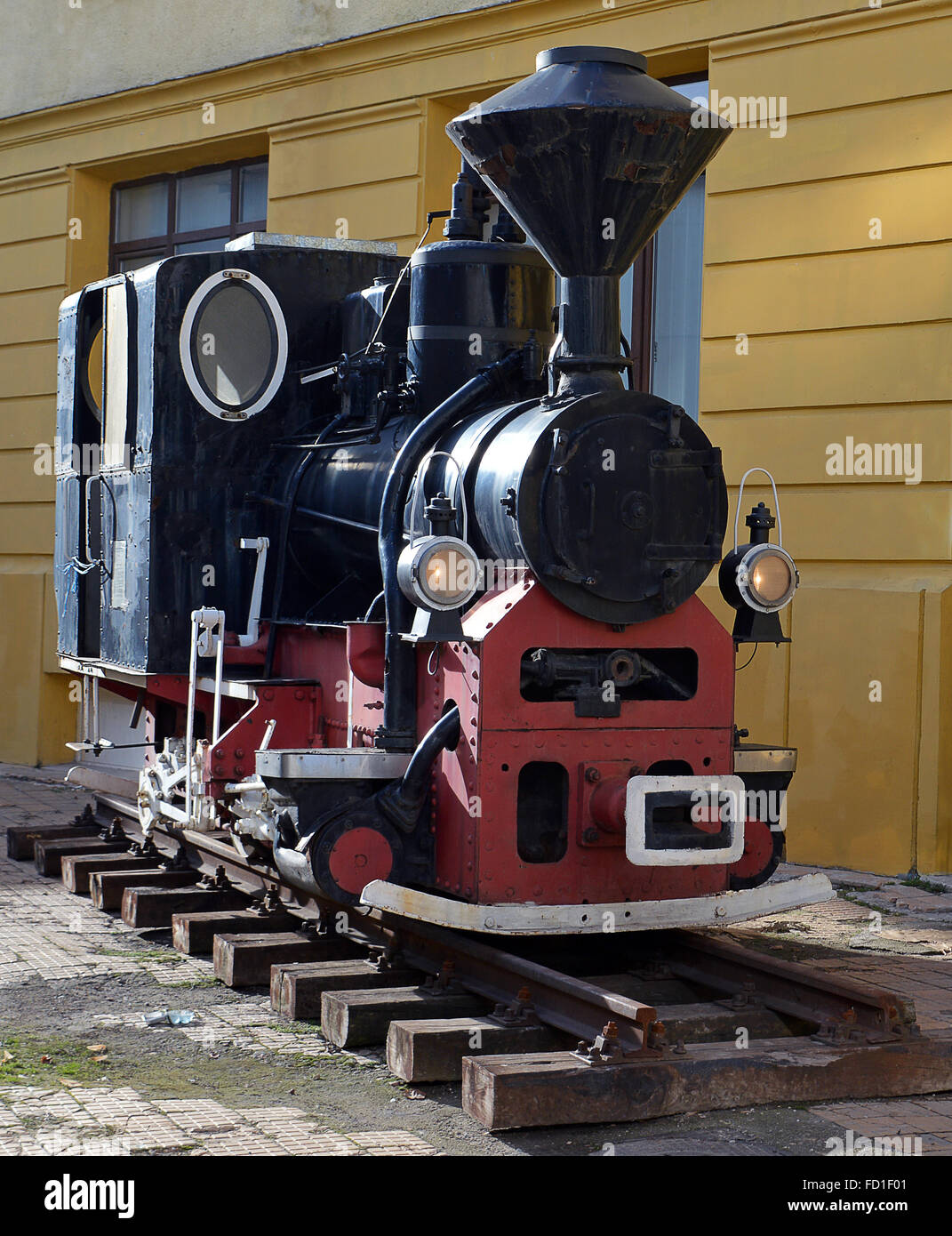 Ein Jahrgang rumänische Lokomotive sitzt draußen Bahnhof Gara de Nord in Bukarest, Rumänien. Stockfoto