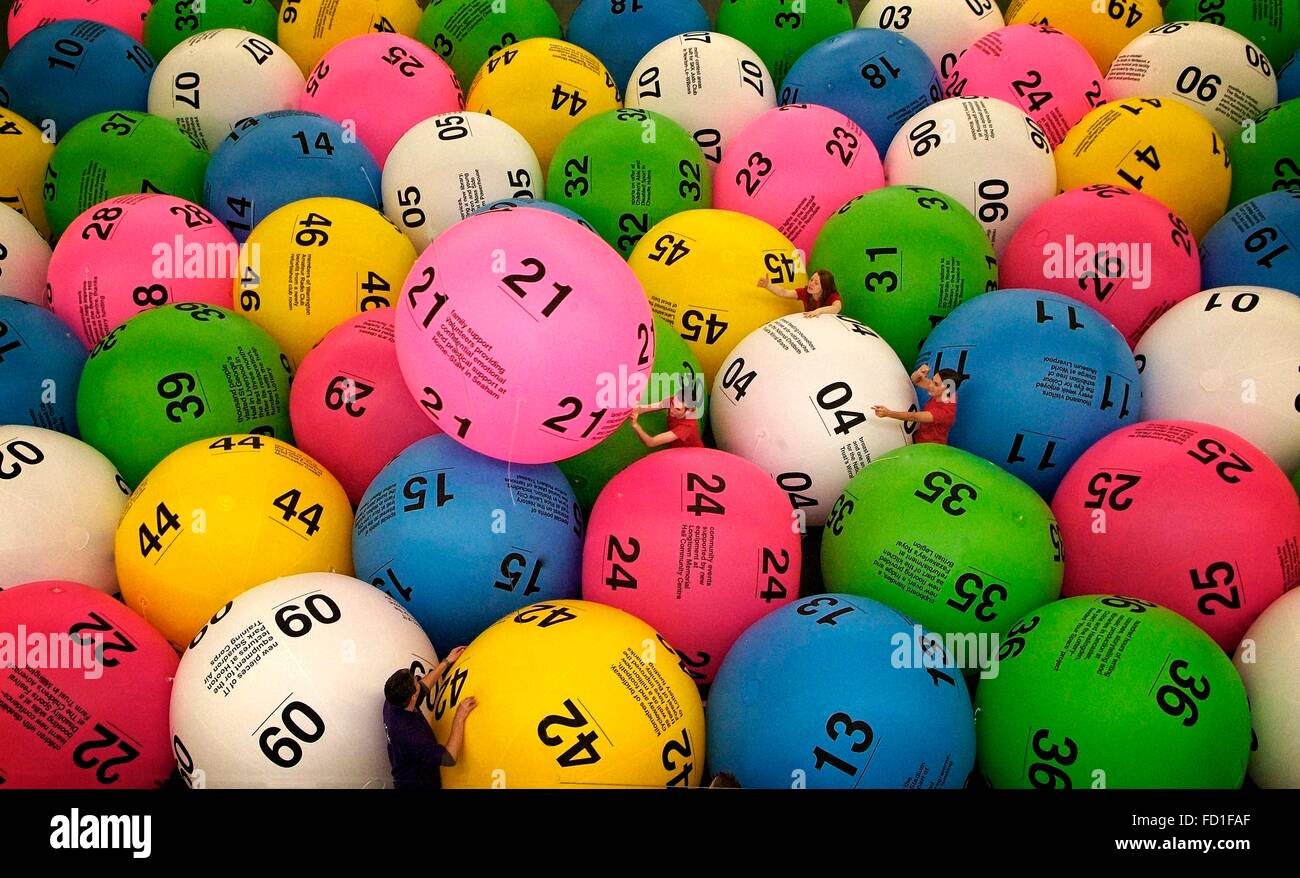 London Großbritannien riesige Lotto-Kugeln (6ft 2metre) hoch zur Förderung der UK National Lottery Stadt eingelagert. Stockfoto
