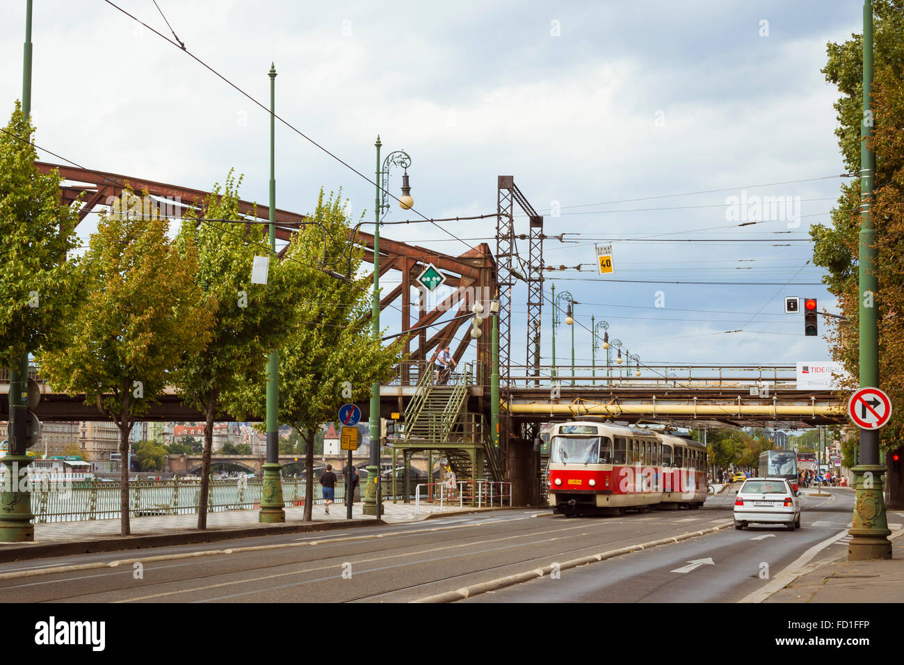 Prag, Tschechische Republik - 28. August 2015: Retro-Straßenbahn Skoda im Hintergrund die Eisenbahnbrücke (Zeleznicni am meisten) Stockfoto