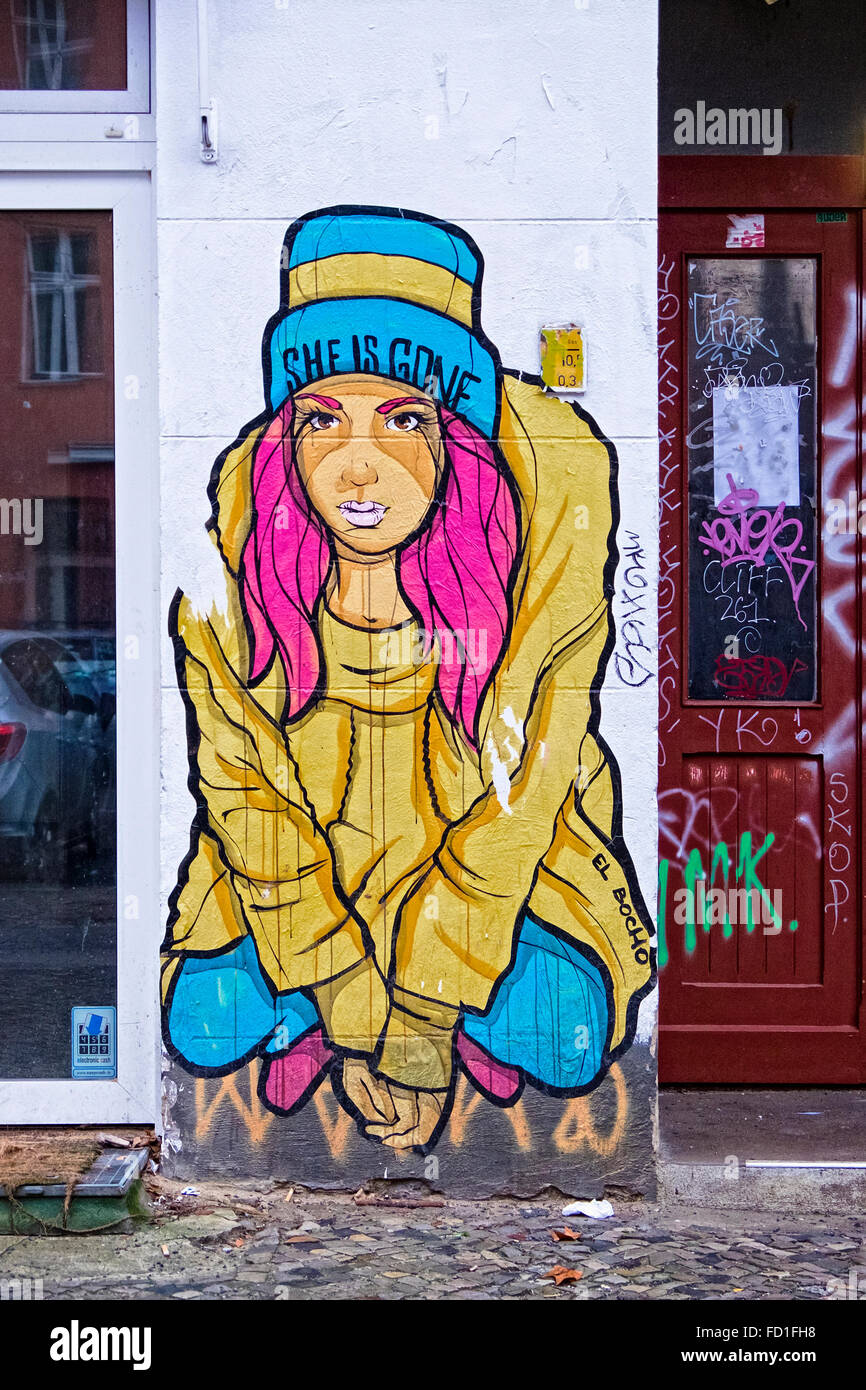 Berlin Graffiti Streetart. Rosa dunkelhaarige Frau von Streetart-Künstler, "El Bocho" Stockfoto