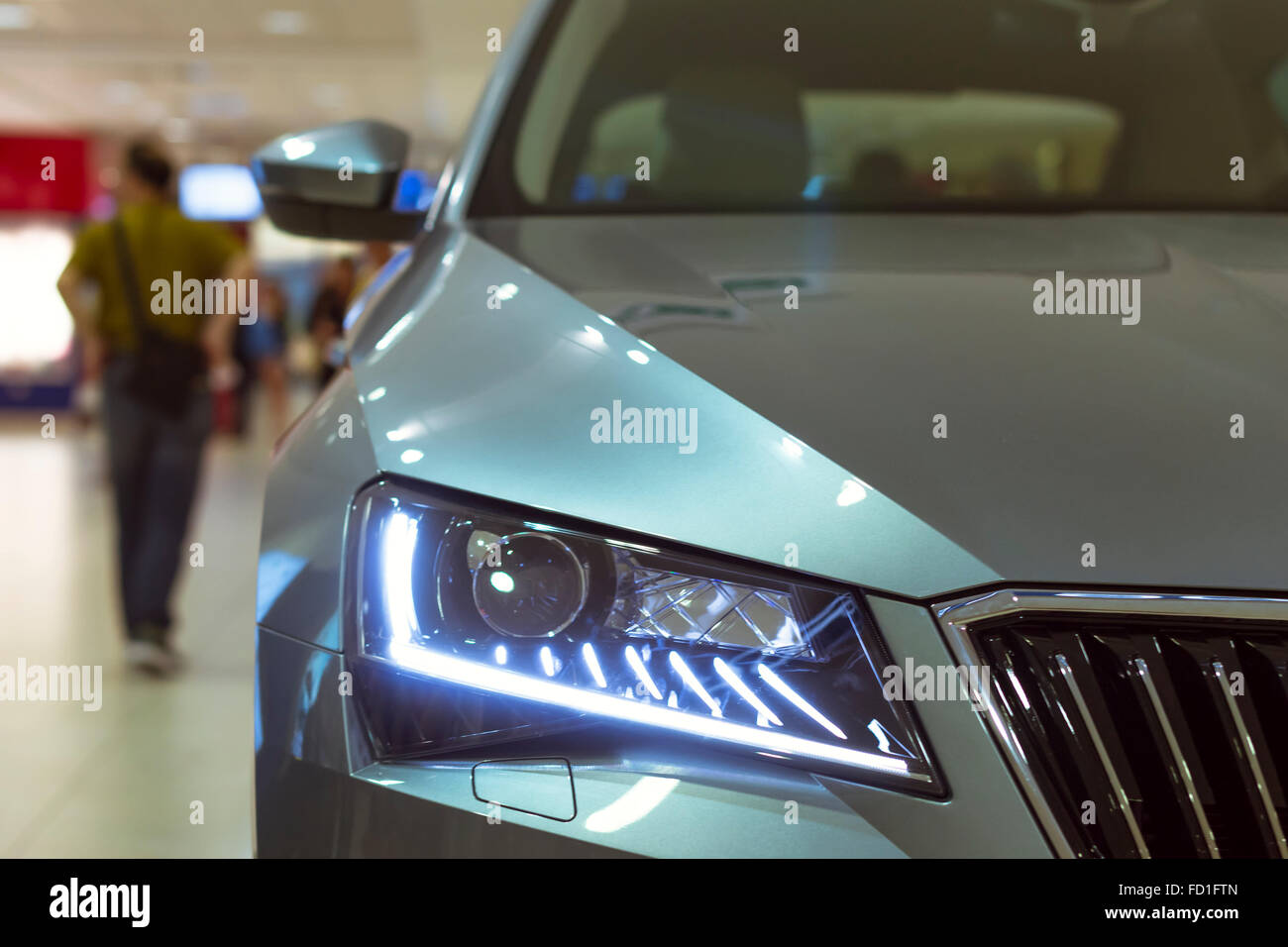 Prag, Tschechische Republik - 28. August 2015: Detail des neuen Skoda Superb in silberner Farbe in der Lounge am Flughafen Prag Stockfoto