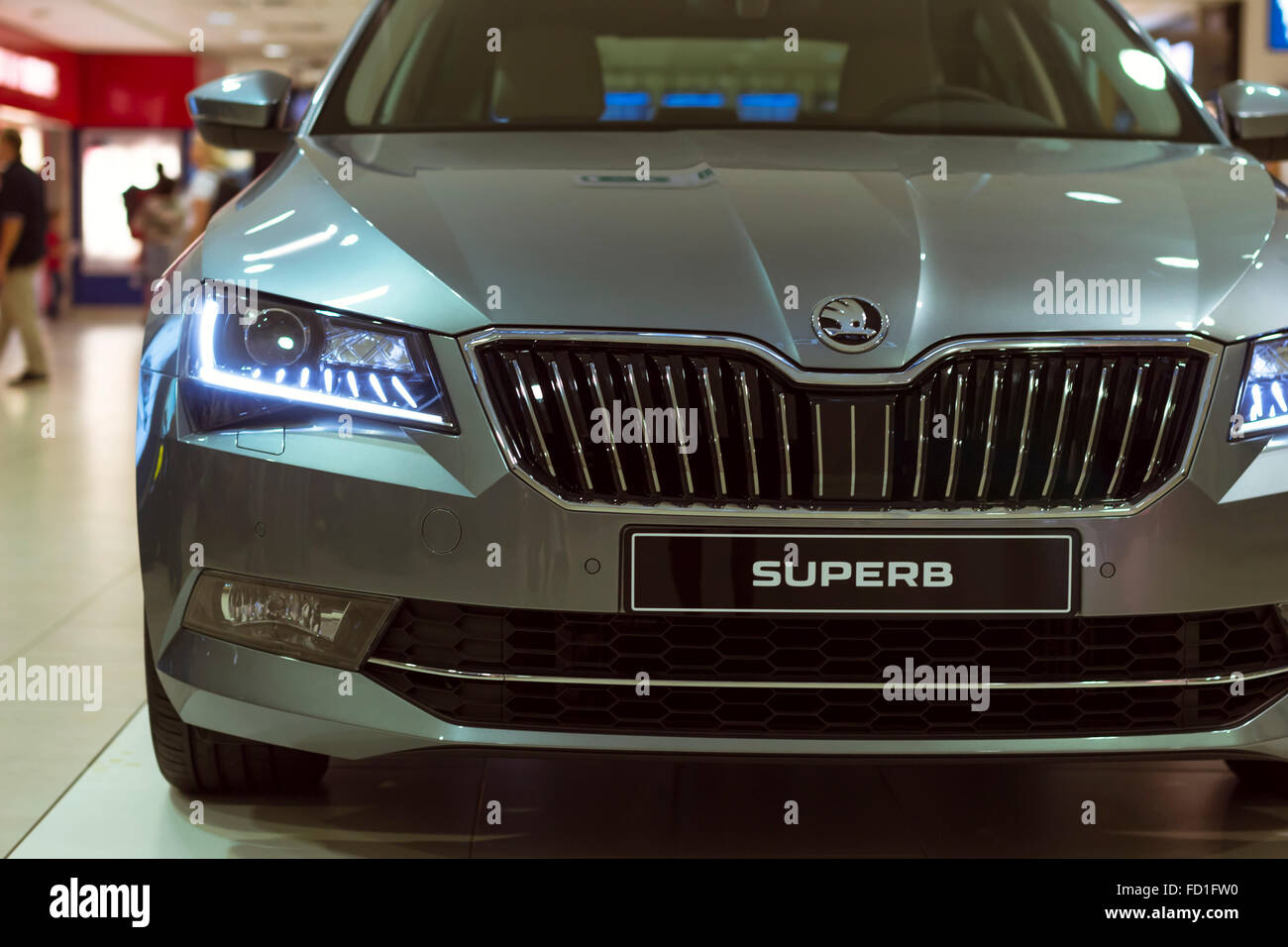 Prag, Tschechische Republik - 28. August 2015: Detail des neuen Skoda Superb in silberner Farbe in der Lounge am Flughafen Prag Stockfoto