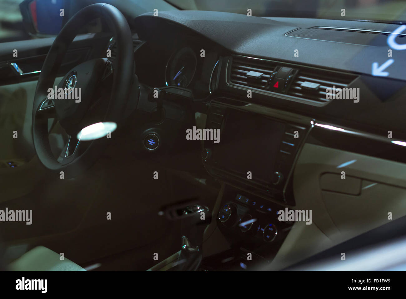 Prag, Tschechische Republik - 28. August 2015: Innenraum des neuen Skoda Superb in schwarzer Farbe, Letiště Praha, Tschechische Republik Stockfoto