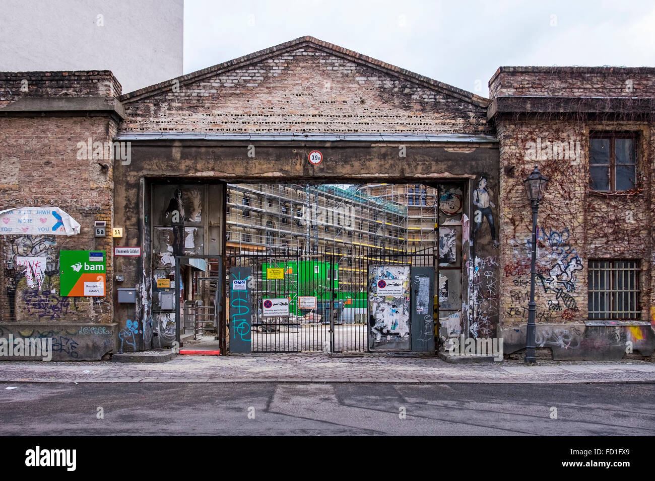 Berliner Stadtentwicklung - Neubau Baustelle hinter einbehaltene Fassade des historischen Gebäudes Stockfoto