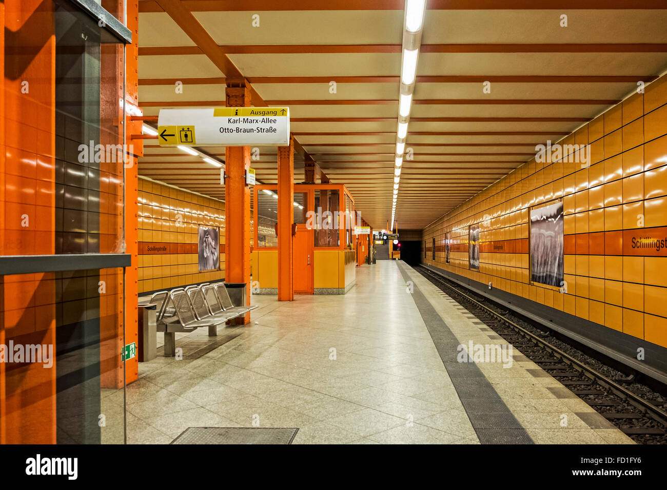 Berlin Schillingstrasse U-Bahnlinie U5 unterirdischen Bahnhof mit orange  Fliesen und schwarz / weiß Fotos von Blumen Stockfotografie - Alamy