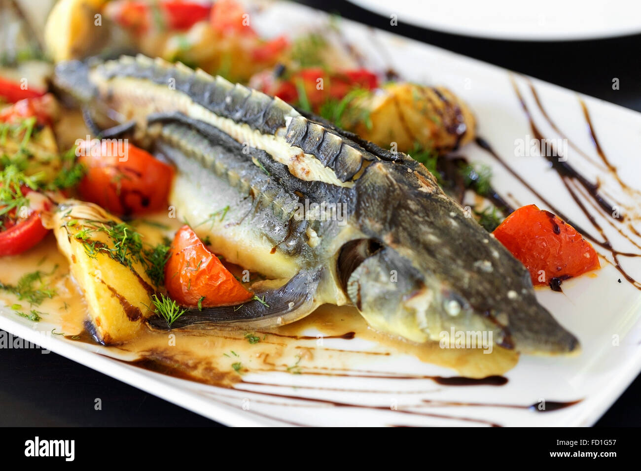 Stör mit grünen Früchte und Gemüse, selektiver Weichzeichner gebacken. Stockfoto