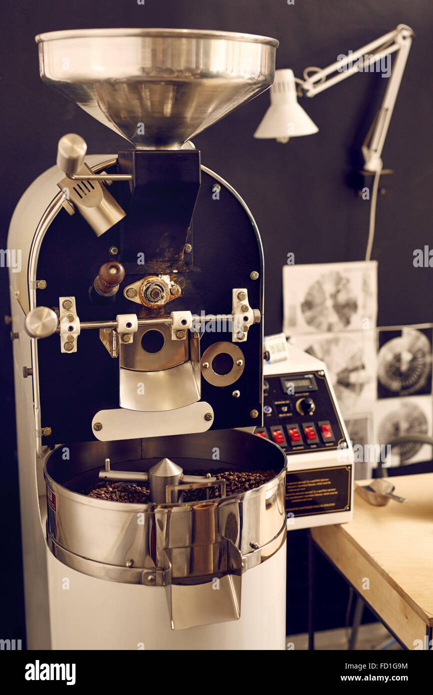 Moderne Kaffeebohnen Rösten Maschine mit glänzenden Metallteilen Stockfoto