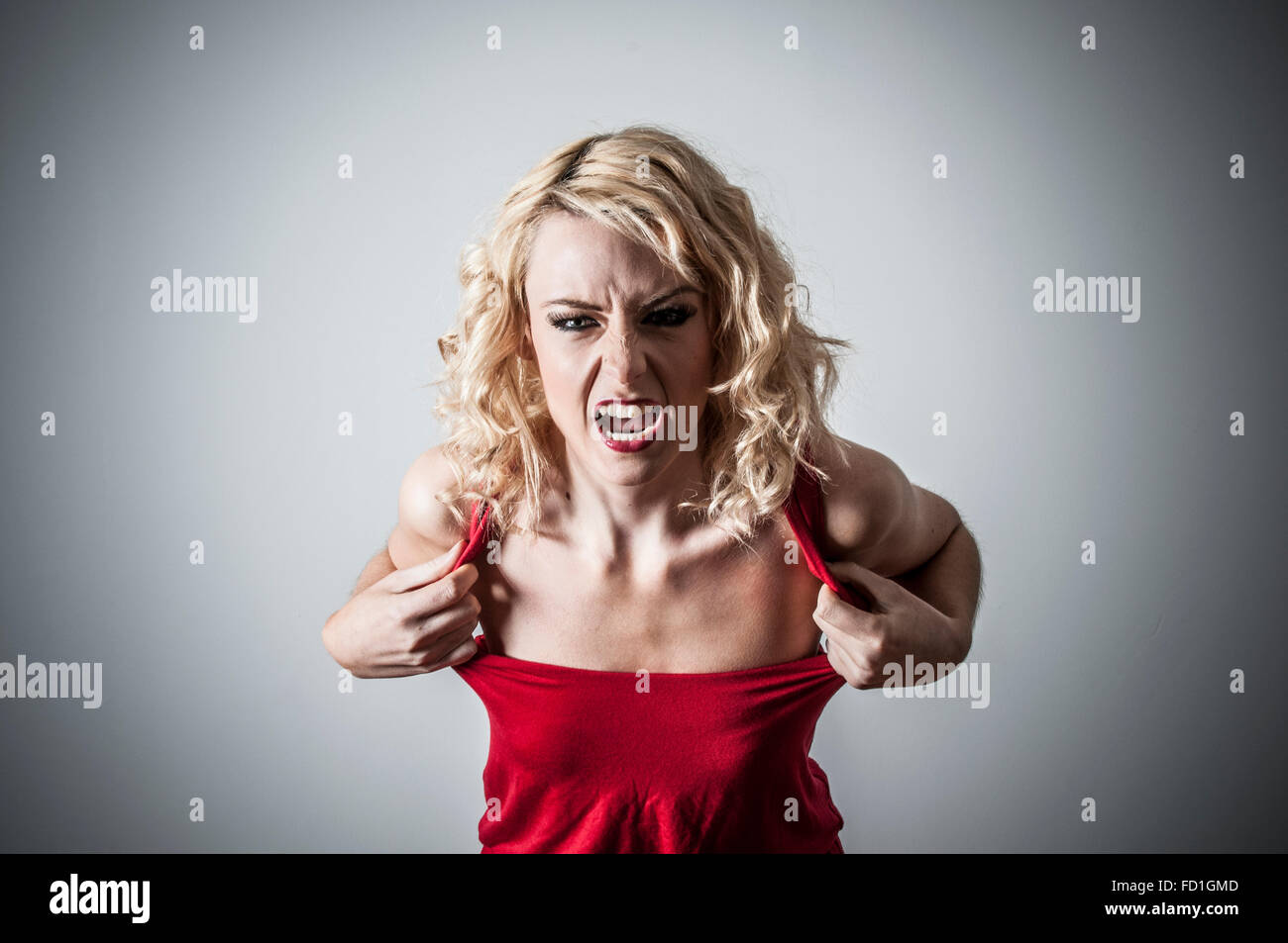 Böse Frau schreiend zieht ihr Kleid Stockfoto