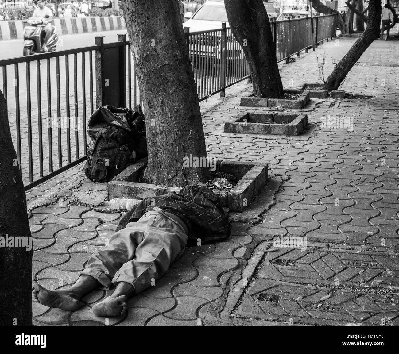 Mann schläft auf der Straße in Mumbai Stockfoto