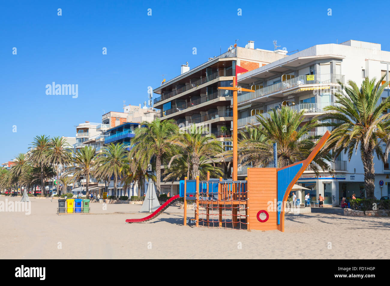 Calafell, Spanien - 13. August 2014: Leeren Spielplatz auf einem öffentlichen Strand von Calafell Kurort in heißen Sommertag Stockfoto