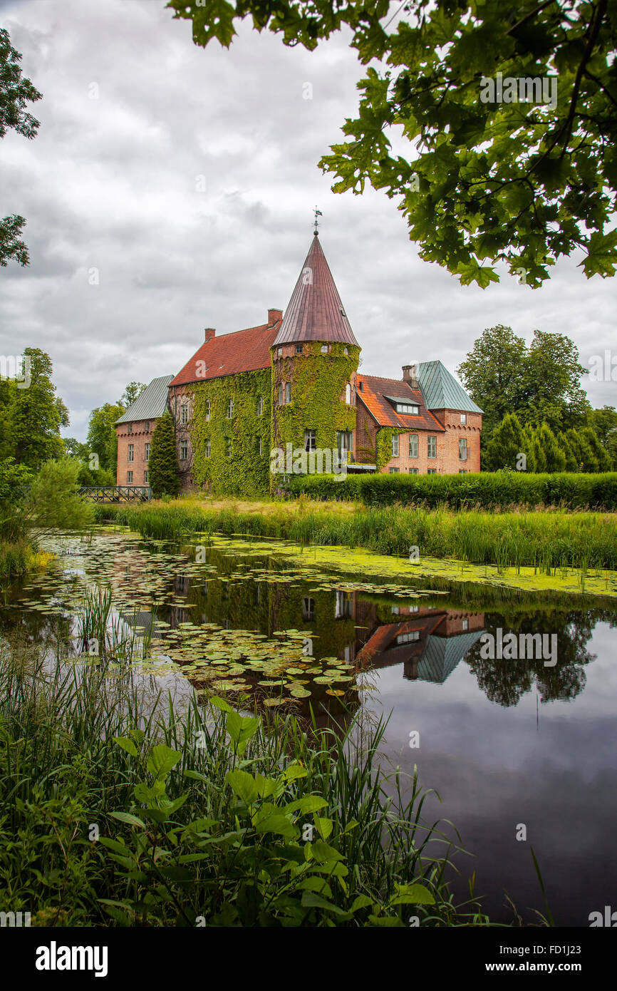 Bild von Ortofta Burg mit Wassergraben und öffentliche Gärten. Scania, Schweden. Stockfoto