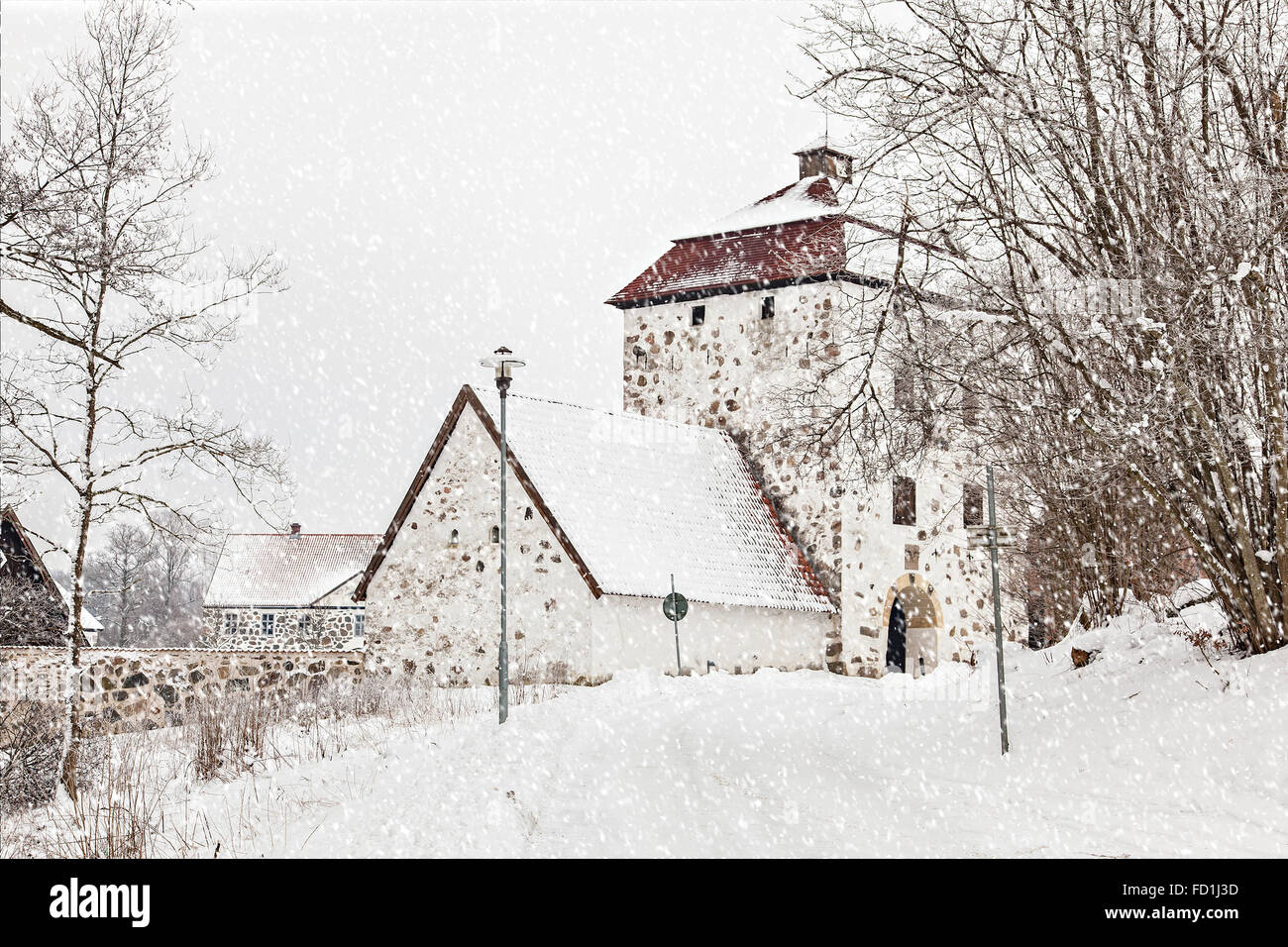 Bild des Torhauses Schloss Hovdala bei Schneefall. Stockfoto