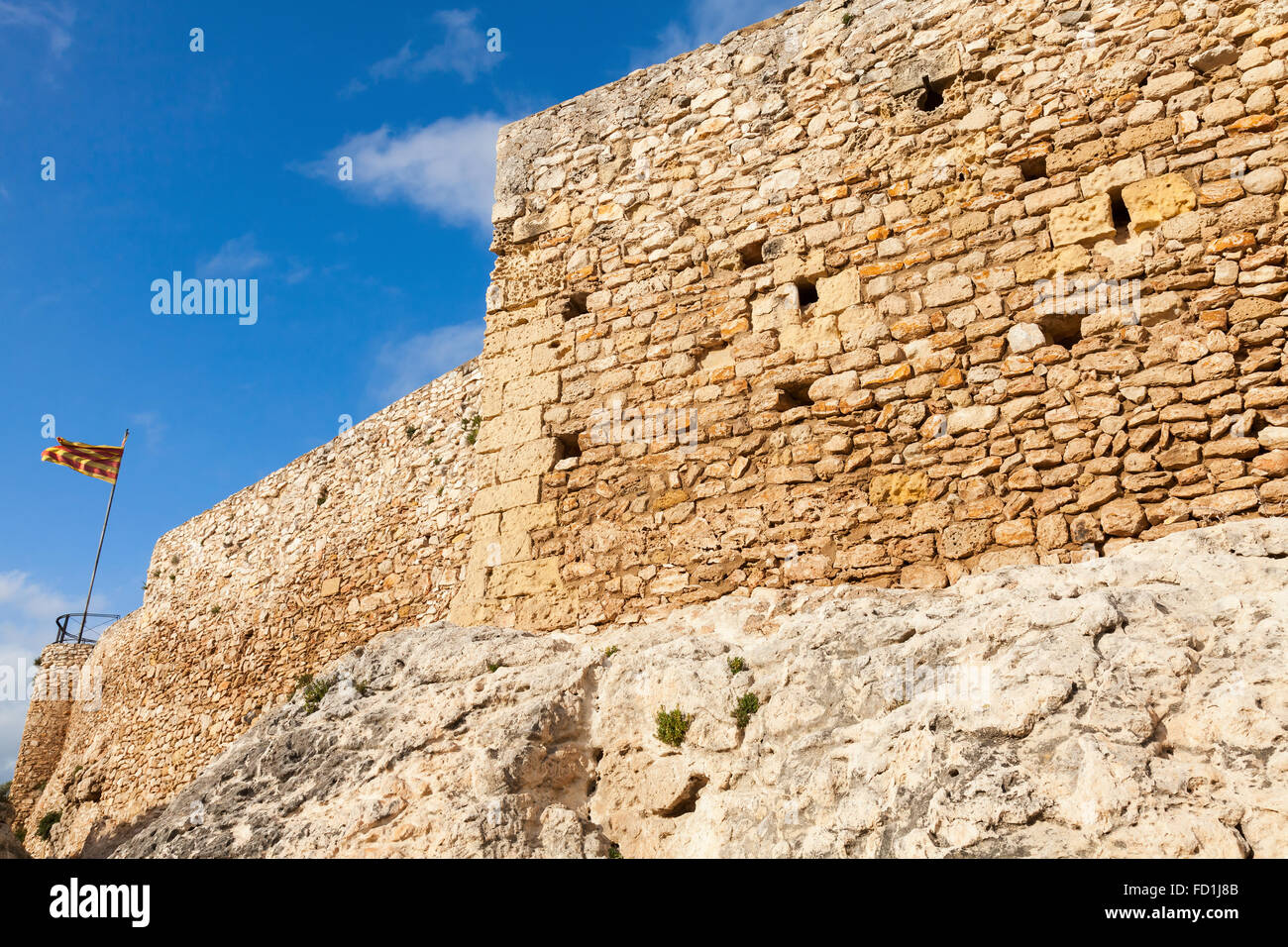 Mittelalterliche Steinburg und Flagge von Katalonien. Wahrzeichen der Stadt Calafell, Spanien Stockfoto