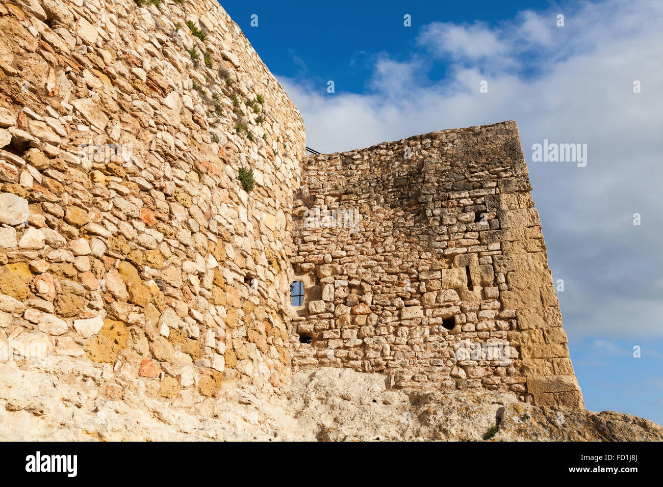 Mauern der mittelalterlichen Steinburg. Wahrzeichen von Calafell, Spanien Stockfoto