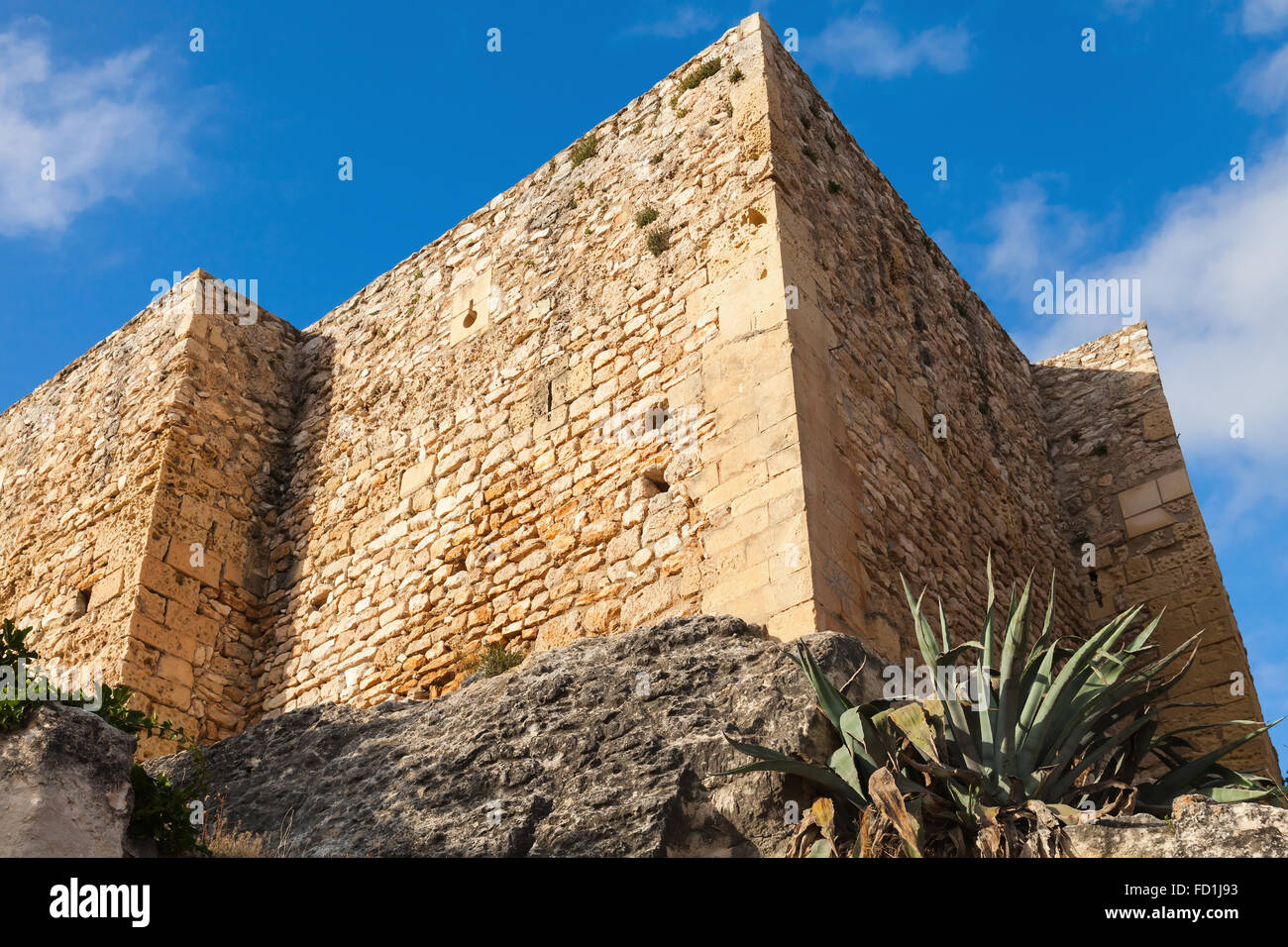 Mittelalterliche steinerne Burg auf dem Felsen. Wahrzeichen von Calafell, Spanien Stockfoto
