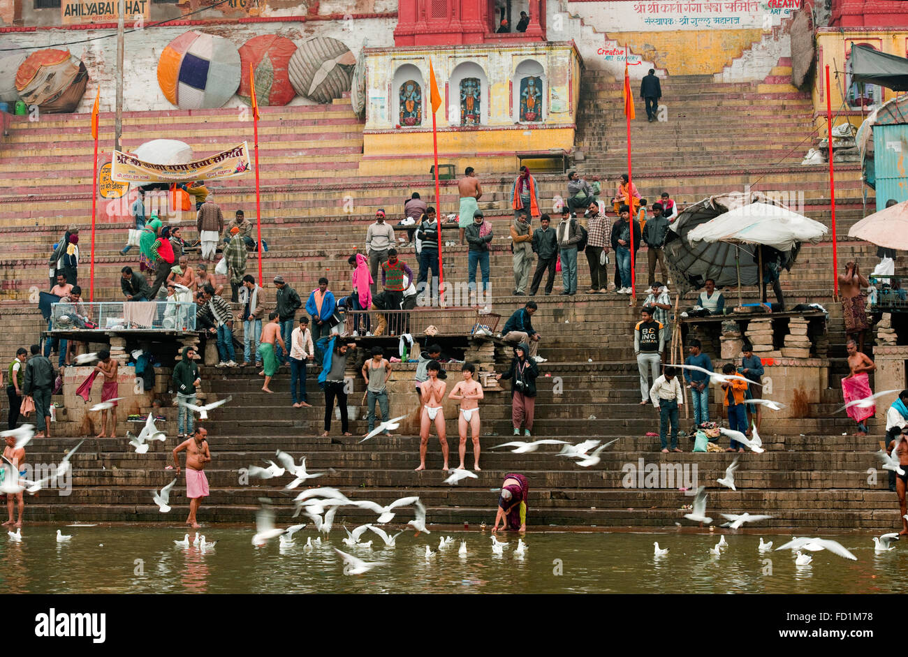 Eine Ansicht eines Teils der Ghats am Fluss Ganges in Varanasi (Benares früher genannt) Stockfoto