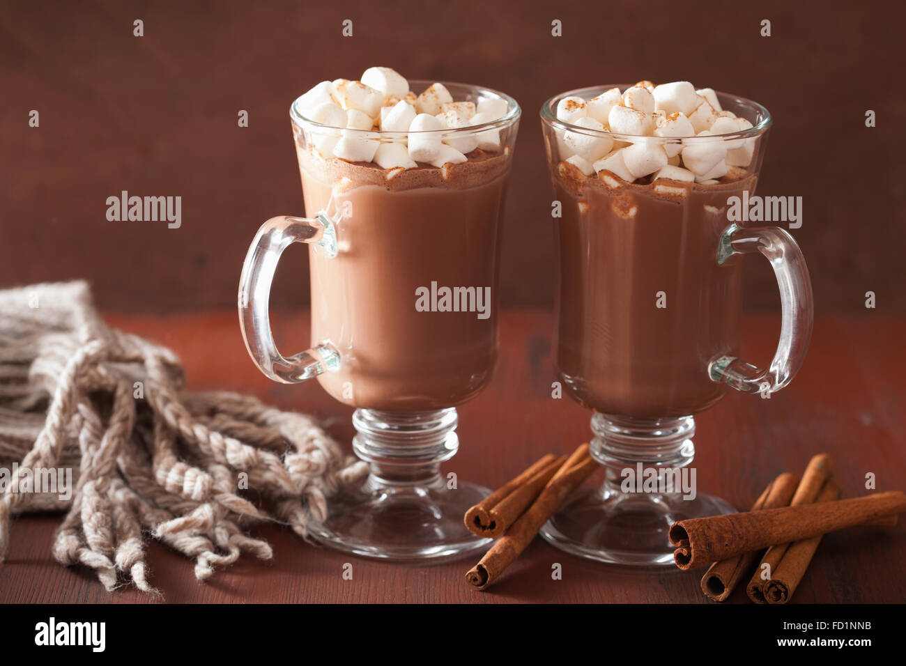 heiße Schokolade mit Zimt Mini Marshmallows Winter trinken Stockfoto