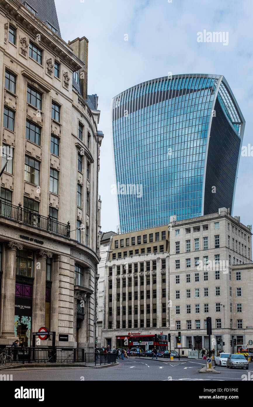 Gegenüberstellung der alten und neuen Gebäuden in der City of London. (Walkie Talkie Gebäude und Umgebung) Stockfoto