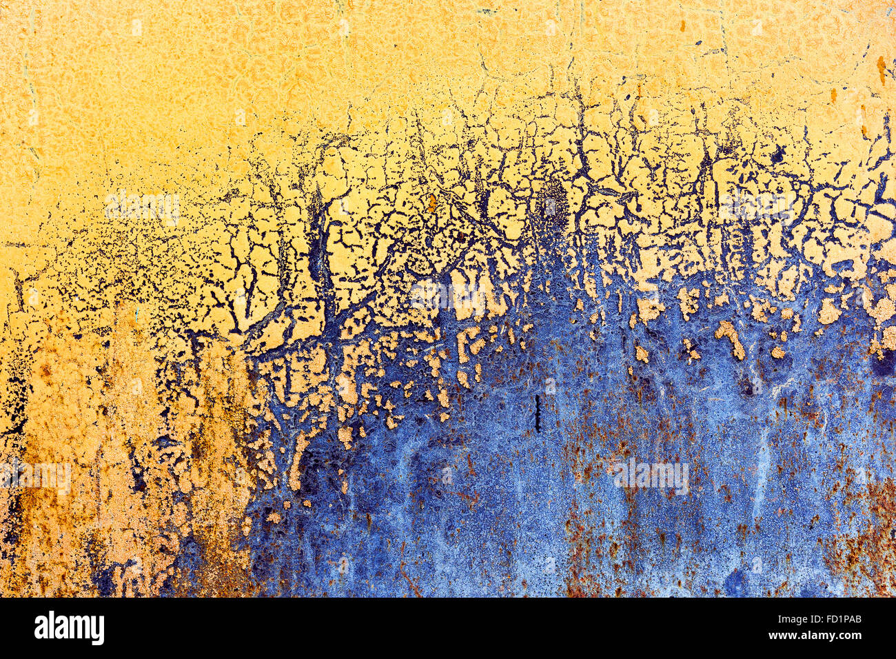Abstrakter Hintergrund konkrete verwitterte gelbe und blaue Farbe gemalt, Risse und Kratzer. Landschaftsstil. Grunge Concret Stockfoto