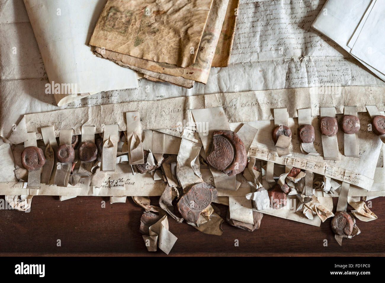 Alten Wachssiegel auf einer Sammlung von Dokumenten des sechzehnten Jahrhunderts Stockfoto