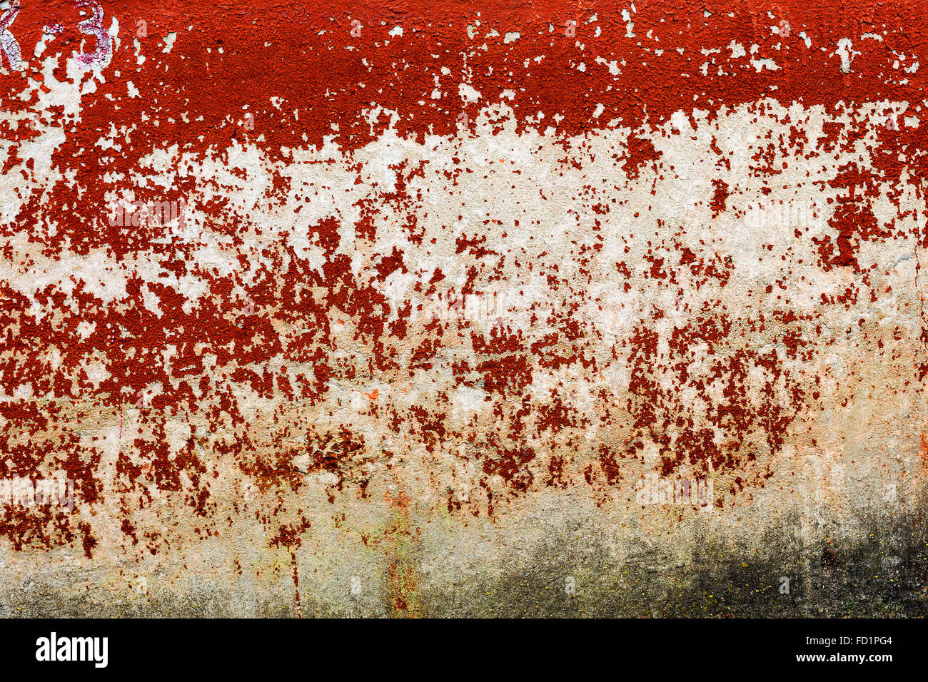 Kreative schöne leuchtend roten Hintergrund, Risse und Kratzer auf dem Beton. Grunge Betonoberfläche. Große Hintergrund oder tex Stockfoto