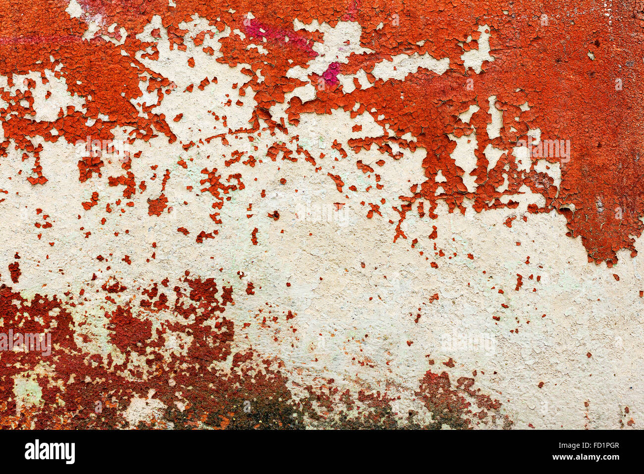 Kreative schöne leuchtend roten Hintergrund, Risse und Kratzer auf dem Beton. Grunge Betonoberfläche. Große Hintergrund oder tex Stockfoto