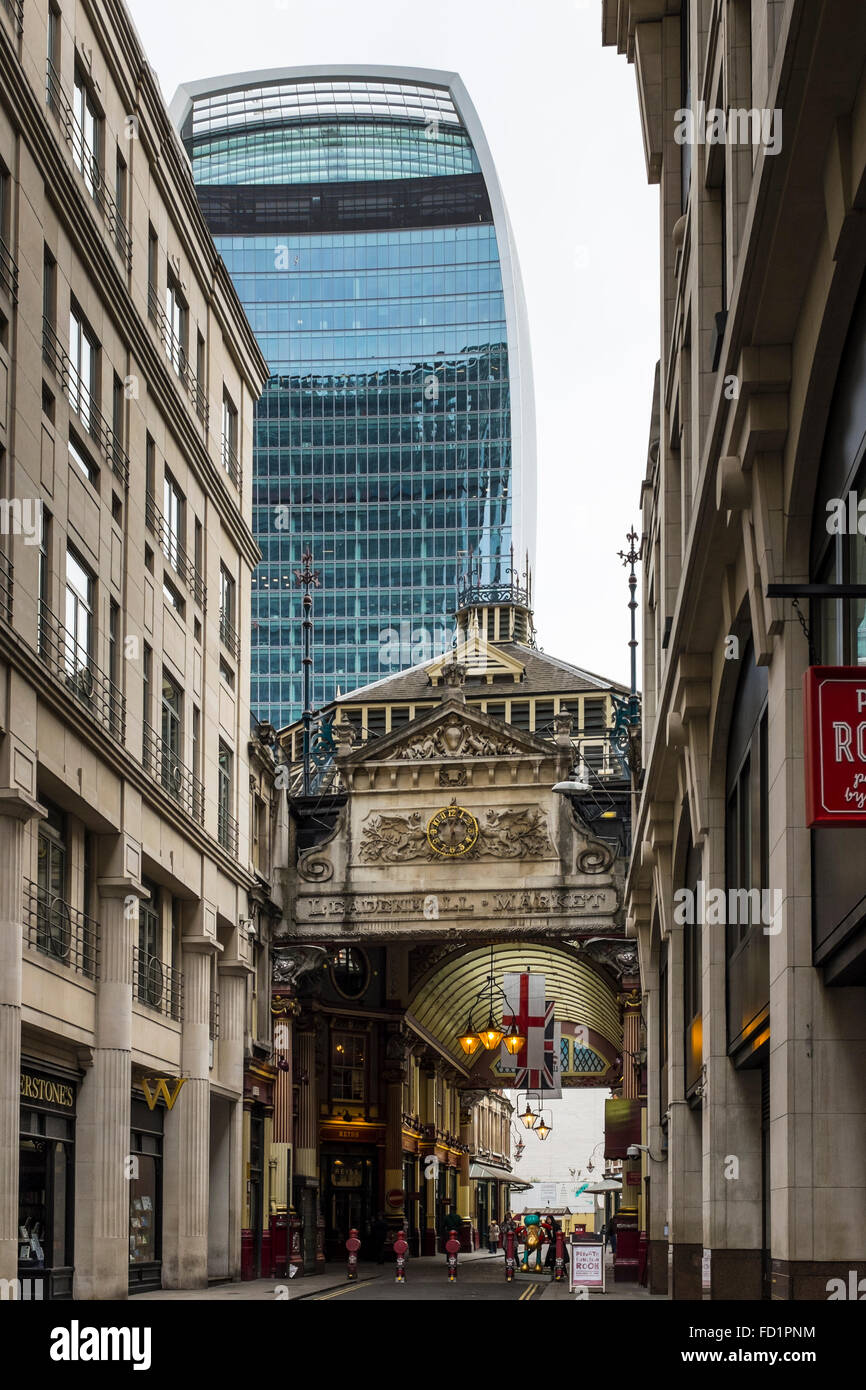 Gegenüberstellung der alten und neuen Gebäuden in der City of London. (Walkie Talkie Gebäude und Leadenhall Market) Stockfoto