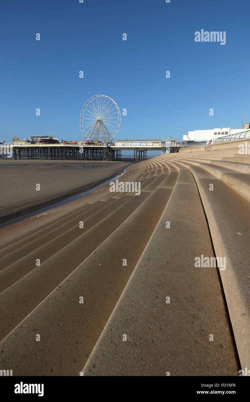 Schritte hinunter zum Strand auf Blackpool Promenade mit zentralen Pier im Hintergrund Stockfoto