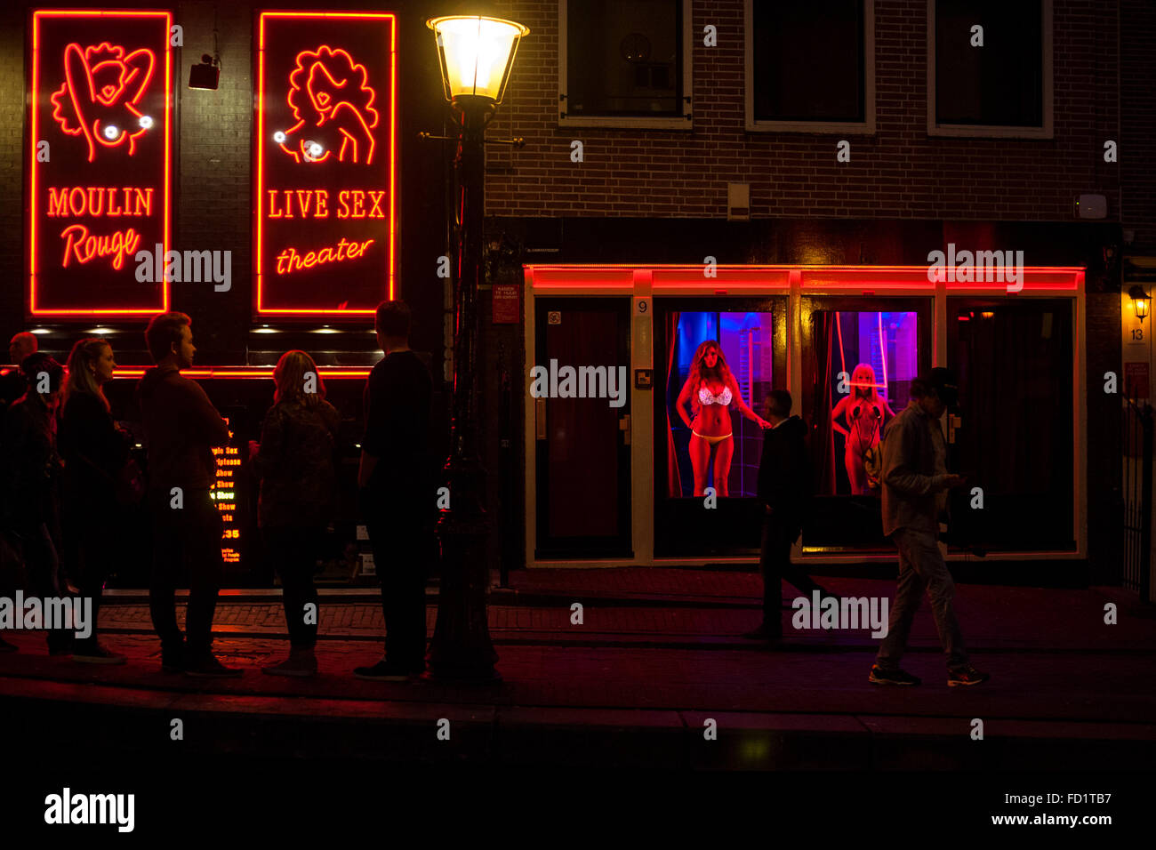 Bereich der Rotlichtviertel von Amsterdam berühmt für seine Prostituierte posieren in Windows mit roten Lichtern Stockfoto