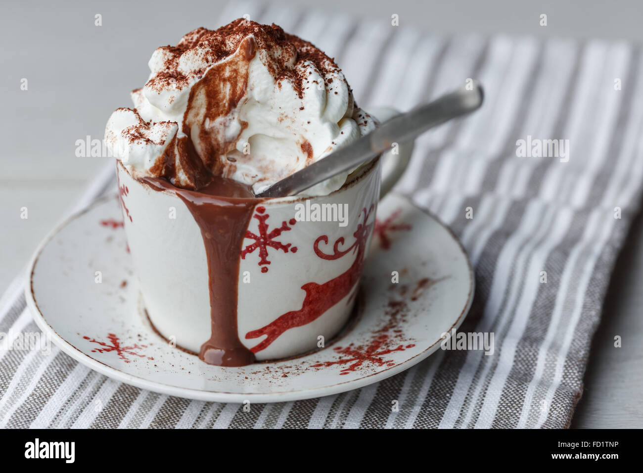 Eine Tasse heiße Schokolade mit Schlagsahne Sahne und Kakaopulver Stockfoto