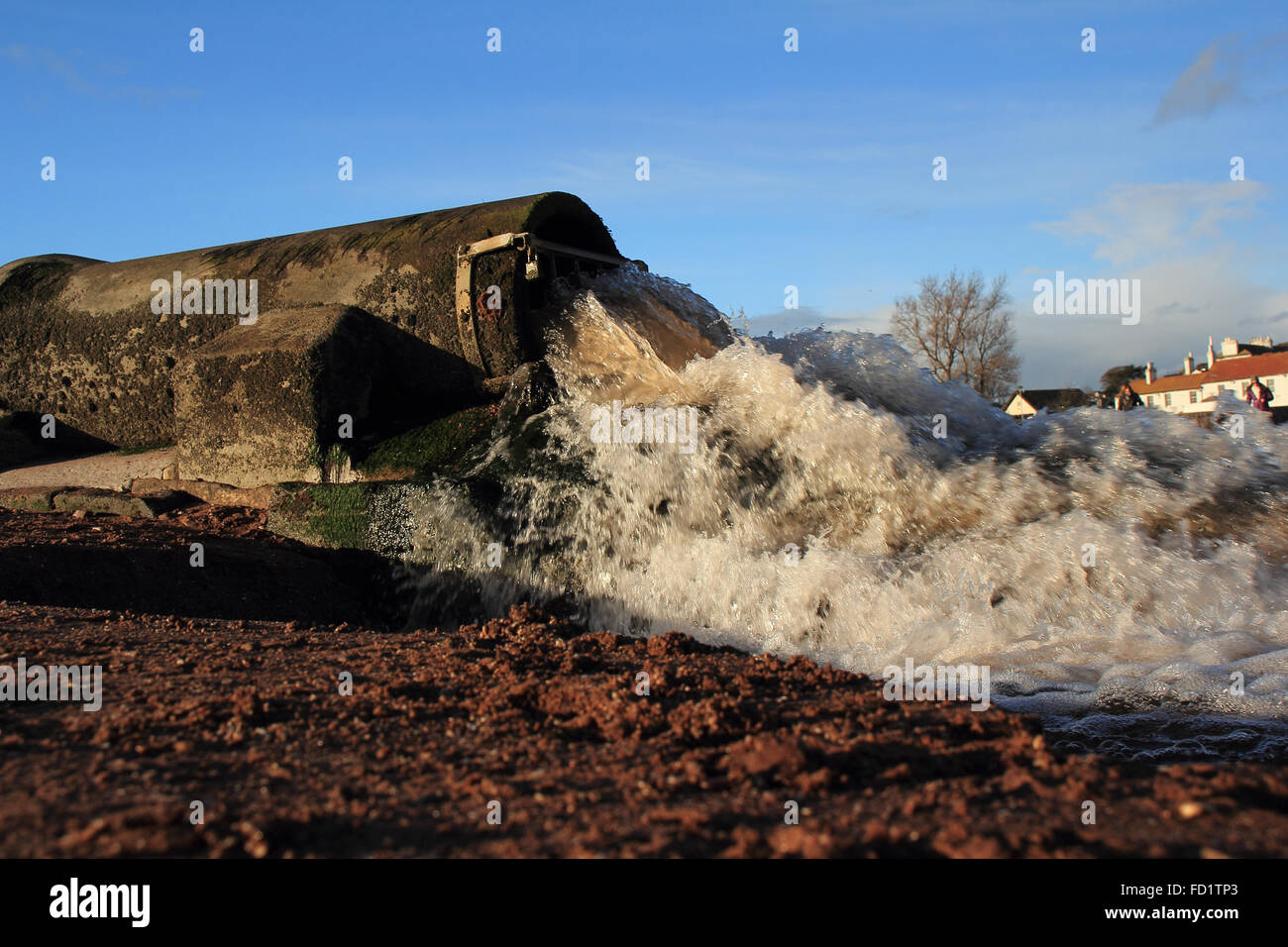 Land-Drainagerohr spuckt Schmutzwasser an einem Strand Urlaub in Paignton, Devon, Südwestengland Stockfoto