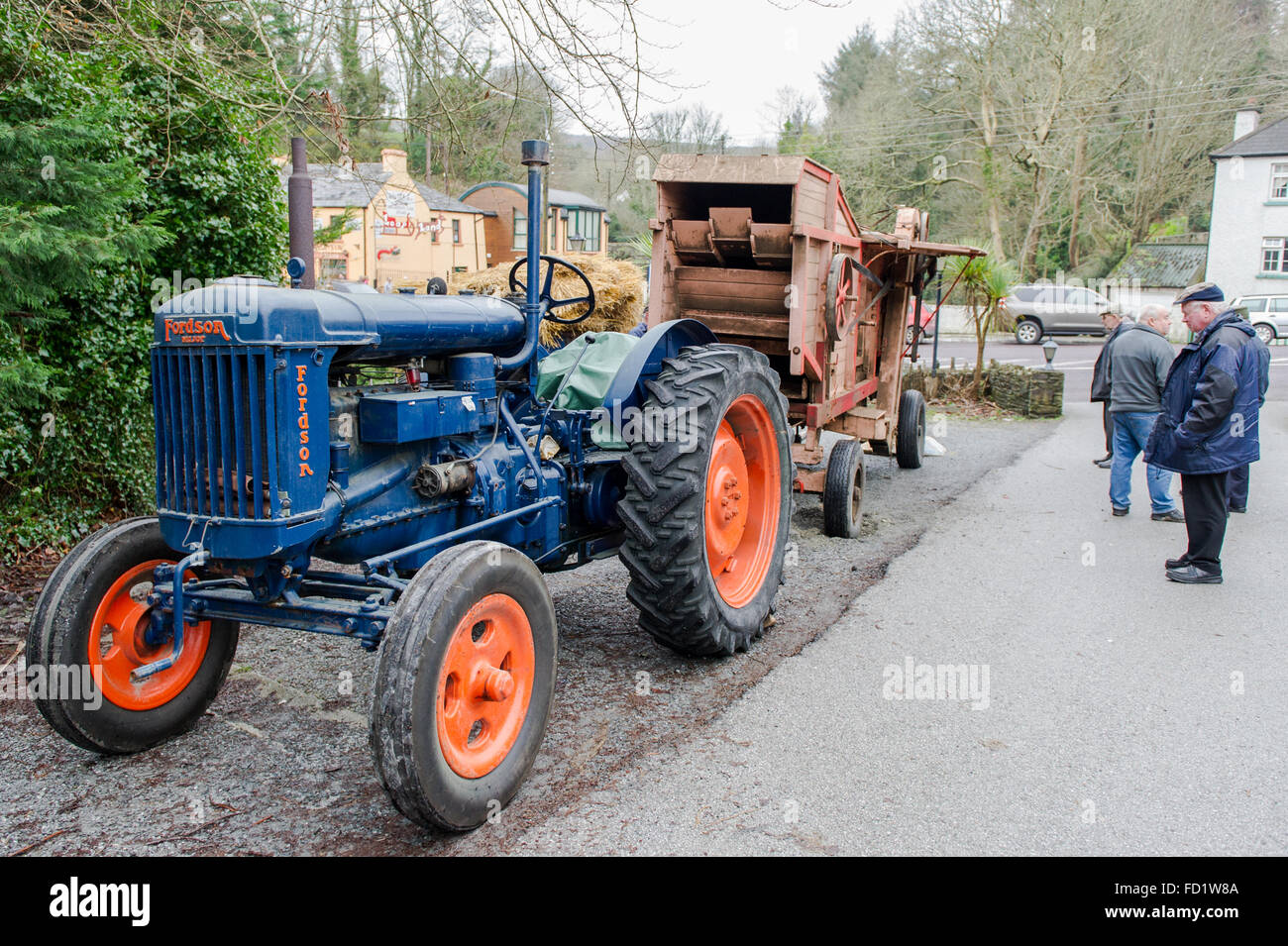 Jahrgang 1940 Fordson Benzin und Petroleum betriebene Traktor und ein 30er Garvie Dreschmaschine in West Cork, Irland. Stockfoto