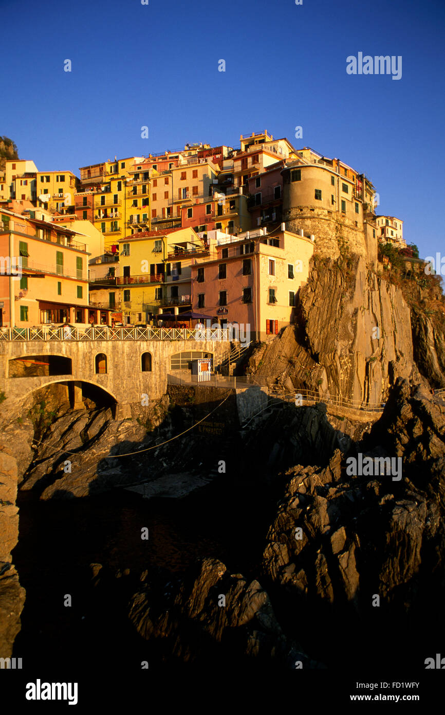 Italien, Ligurien, Nationalpark Cinque Terre, Riviera di Levante, Dorf Manarola bei Sonnenuntergang Stockfoto