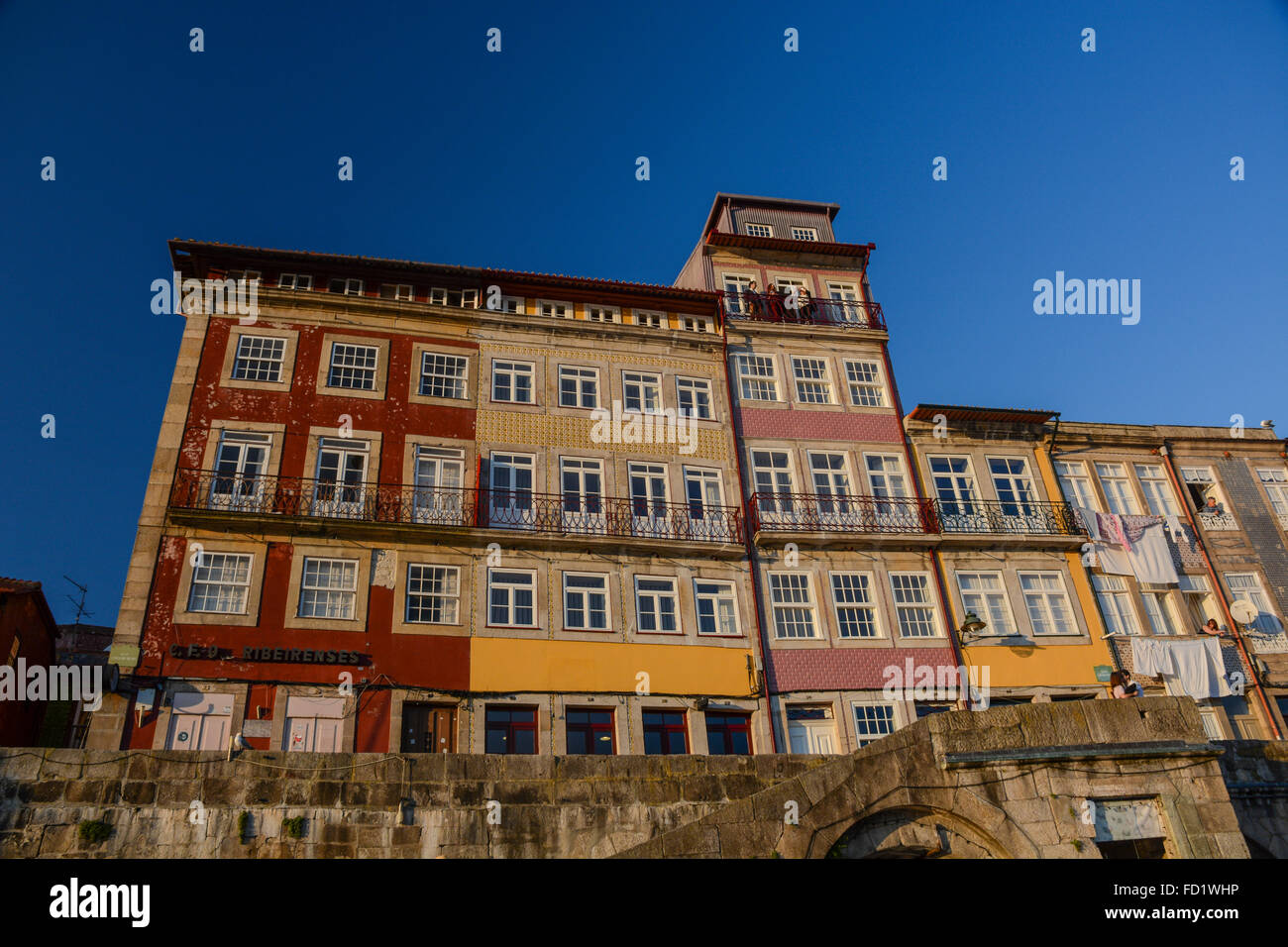 Cafés, Läden und Häuser am Flussufer in der Nähe von dem Dom Luís ich zu, in der historischen mittelalterlichen Ribeira am Fluss Bezirk Porto überbrücken Stockfoto
