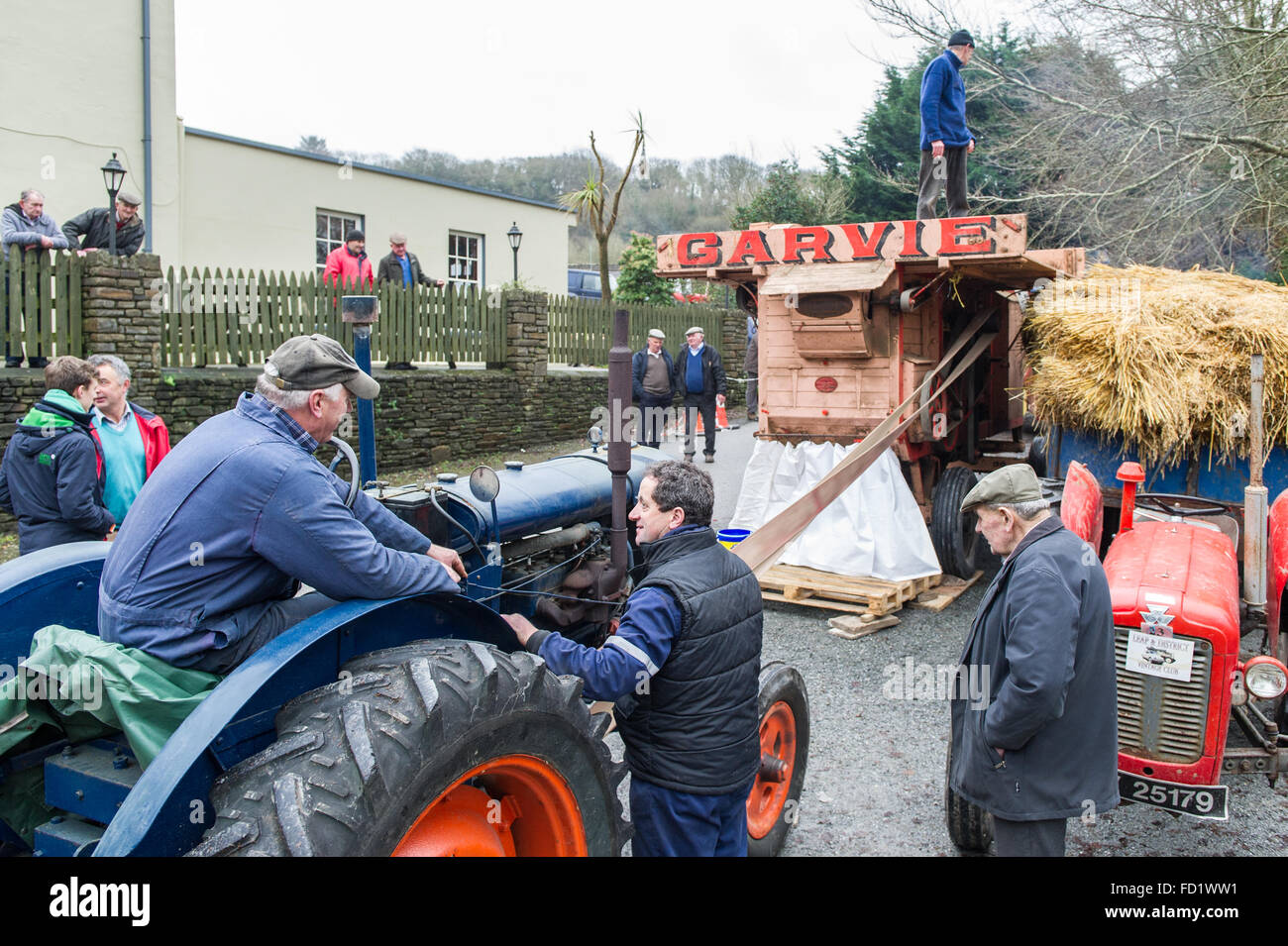 Historische Garvie Dreschmaschine wird durch einen Fordson Major Traktor beim Dreschen Demonstration mit Strom versorgt. Stockfoto