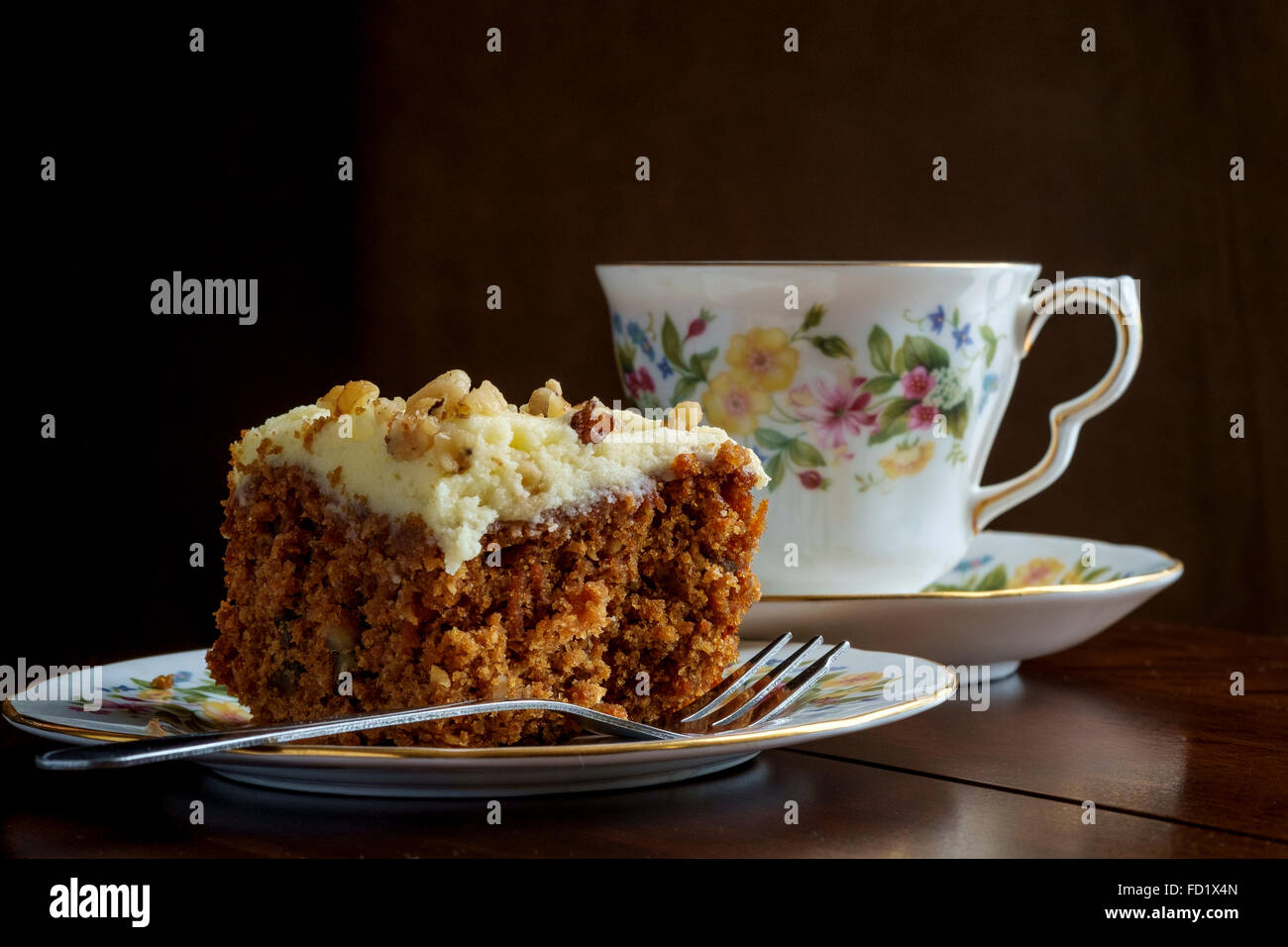 Tee und Karotte Kuchen auf China Geschirr Stockfoto