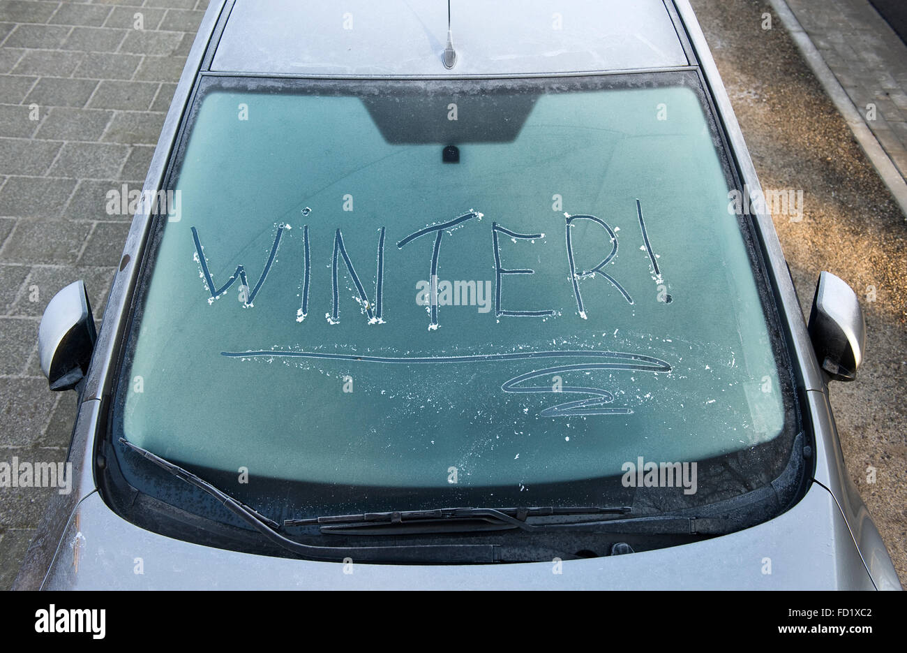 Das Wort Winter geschrieben auf einem gefrorenen Auto Windschutzscheibe Stockfoto