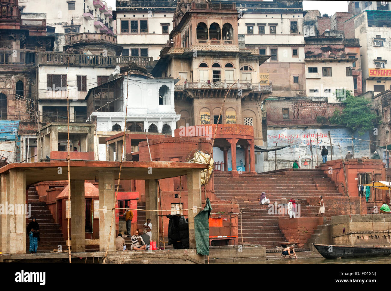Eine Ansicht eines Teils der Ghats am Fluss Ganges in Varanasi (Benares früher genannt) Stockfoto Eine Ansicht eines Teils der Ghats am Fluss Ganges in Varanasi (Benares früher genannt) Stockfoto