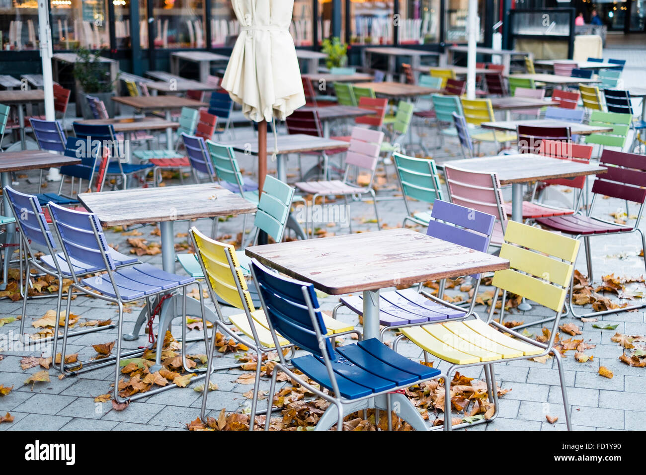 Einsame Straßencafé, Herbst, Hannover, Niedersachsen, Deutschland Stockfoto