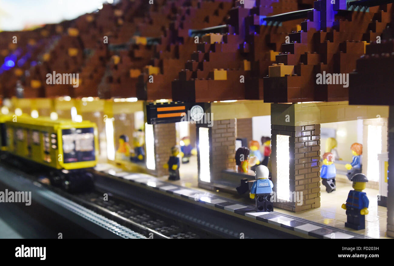 Berlin, Deutschland. 27. Januar 2016. Eine Miniatur-Version von der  zukünftigen u-Bahnstation "Museumsinsel" wird zusammen mit der weltweit  ersten treibende u-Bahn gemacht von LEGO im Legoland Discovery Cenre in  Berlin, Deutschland, 27. Januar