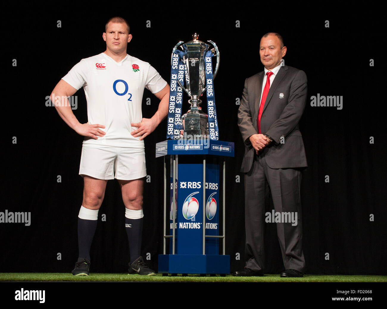 Hurlingham Club, London, UK. 27. Januar 2016. England Kapitän Dylan Hartley mit Trainer Eddie Jones. RBS 6 Nations Rugby Turnier wird vor der Presse in der West London Club mit Mannschaftsführer präsentiert den versammelten Medien gestartet. Bildnachweis: Sportsimages/Alamy Live-Nachrichten Stockfoto