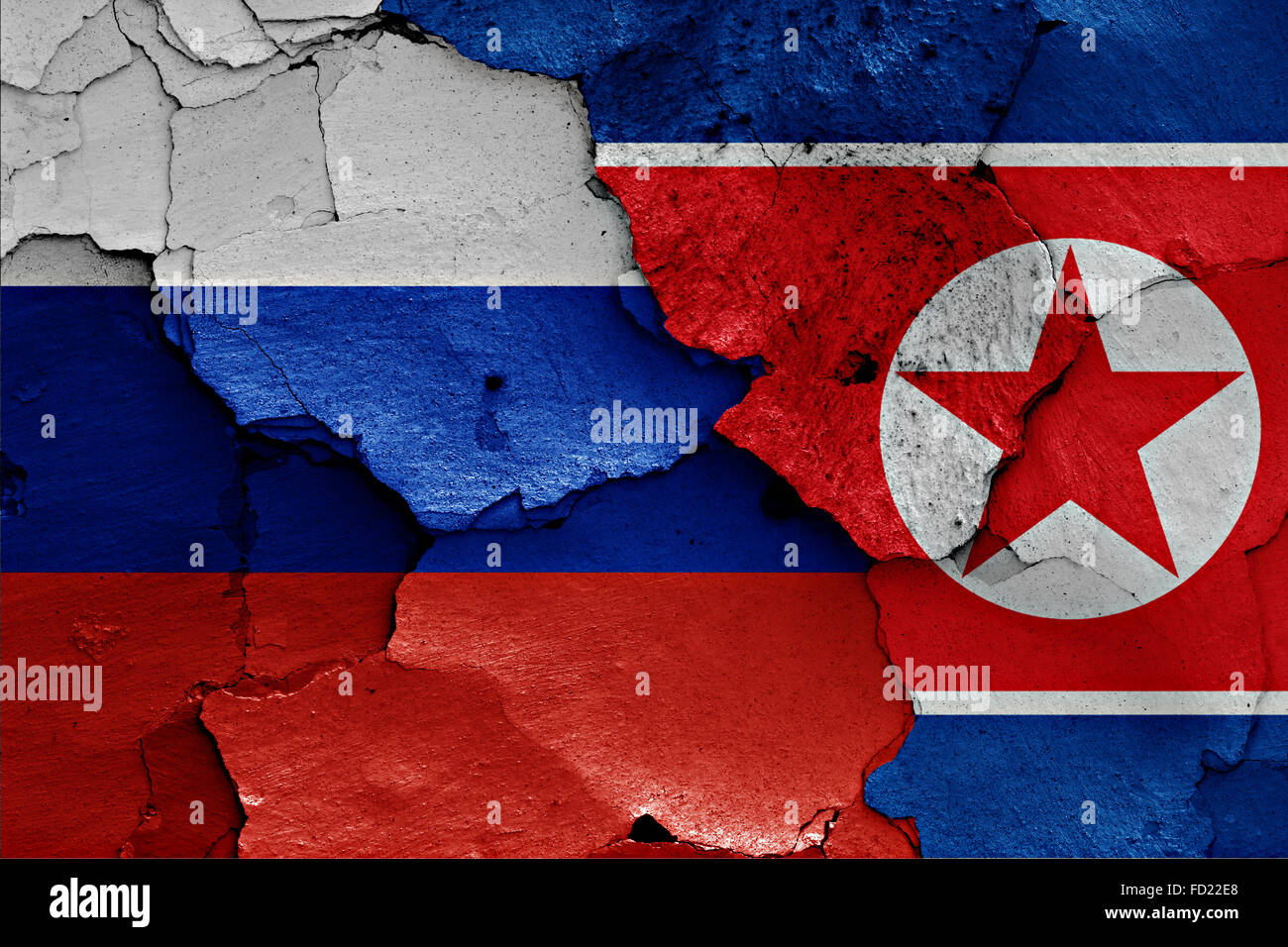 Flagge von Russland und Nordkorea auf rissige Wand gemalt Stockfoto