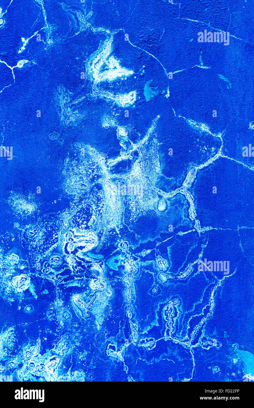 Kreative schönen blauen Hintergrund, blaue Sprühfarbe auf Beton Risse und Kratzer. Landschaftsstil. Grunge konkrete sur Stockfoto