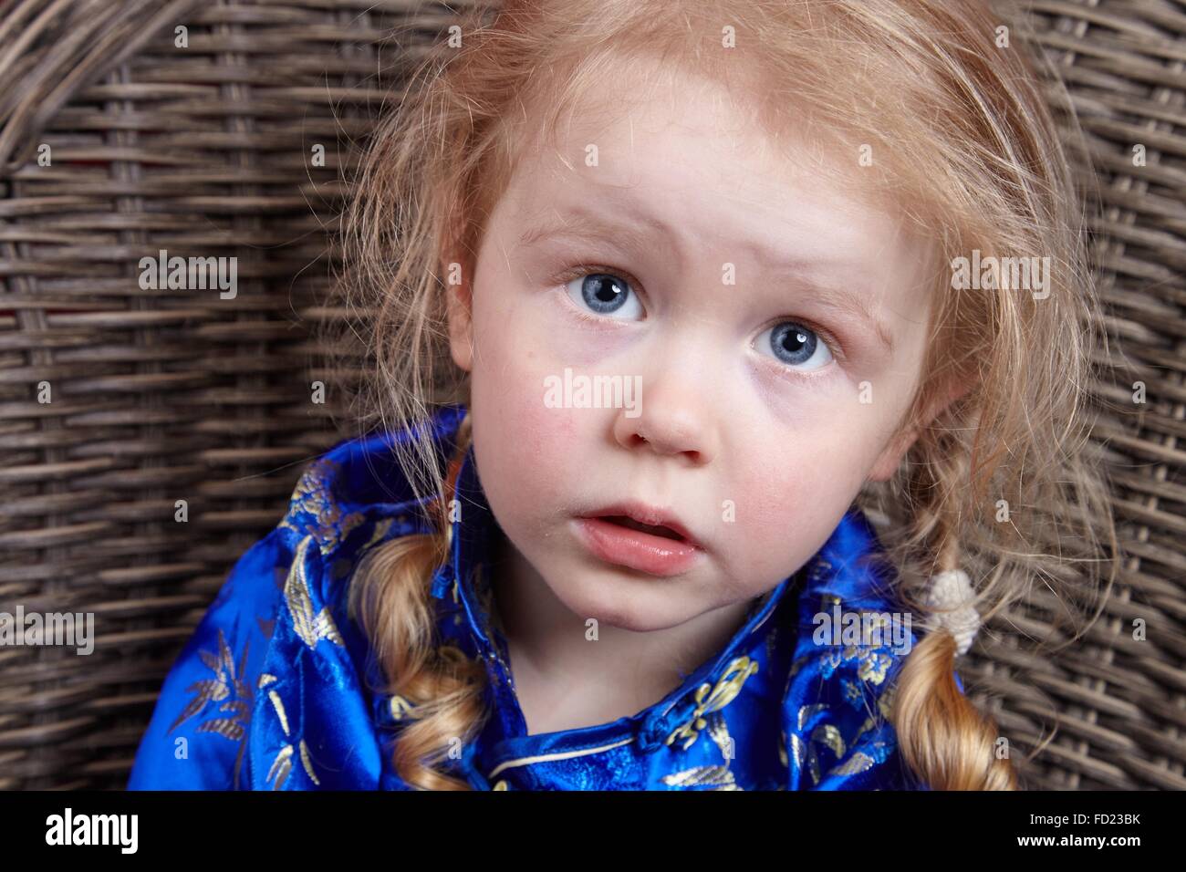 Kleines Mädchen mit sehr überrascht Ausdruck im Studio-Porträt. Stockfoto