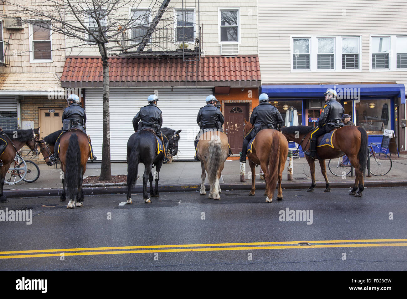 NYPD auf Reiten warten zur Teilnahme an der drei Könige-Day-Parade in Brooklyn, New York. Stockfoto