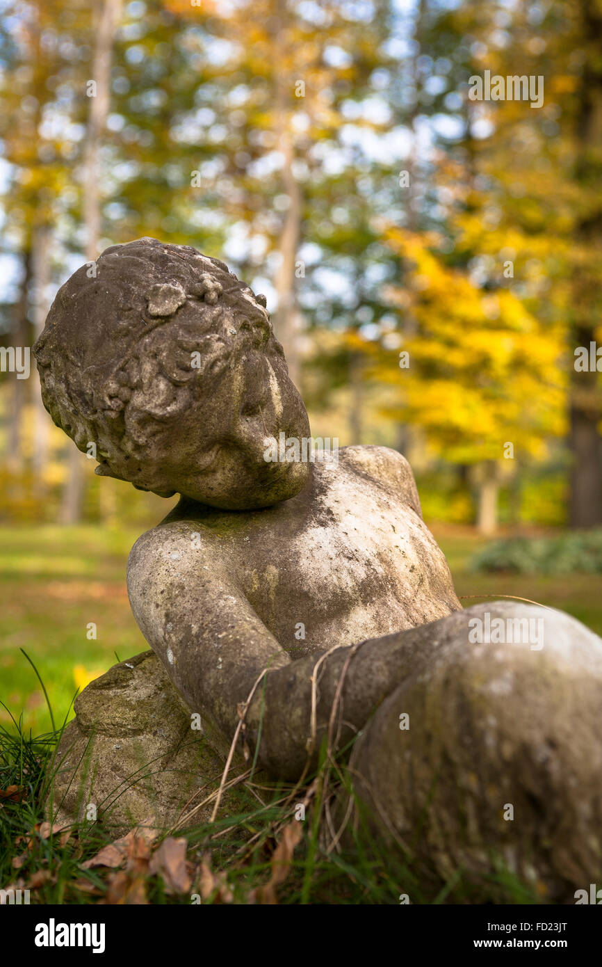 Europa, Deutschland, Nordrhein-Westfalen, Niederrhein, Skulptur eines schlafenden Jungen in einem Garten. Stockfoto